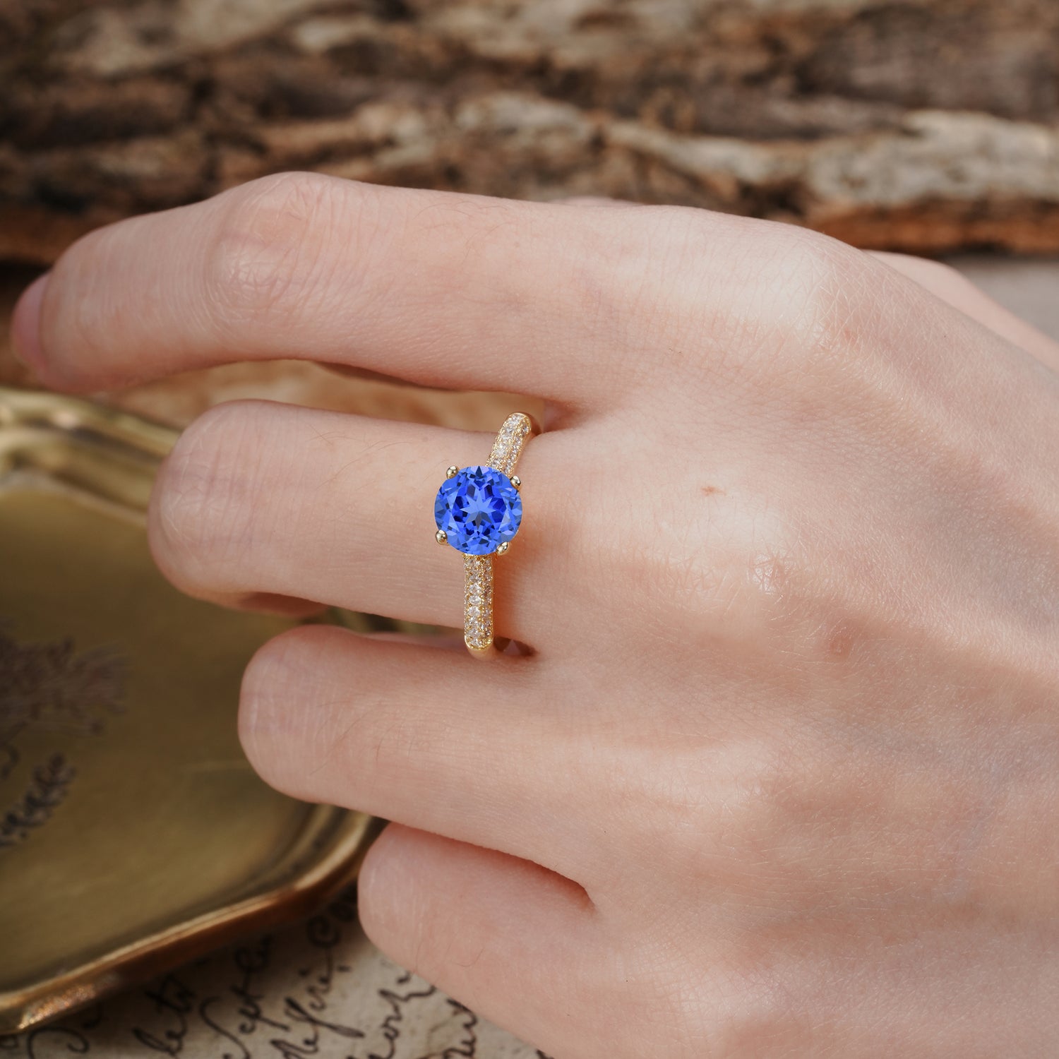 Luxurious Classic Simplicity 4-Prong Round Cut Sapphire Engagement Ring