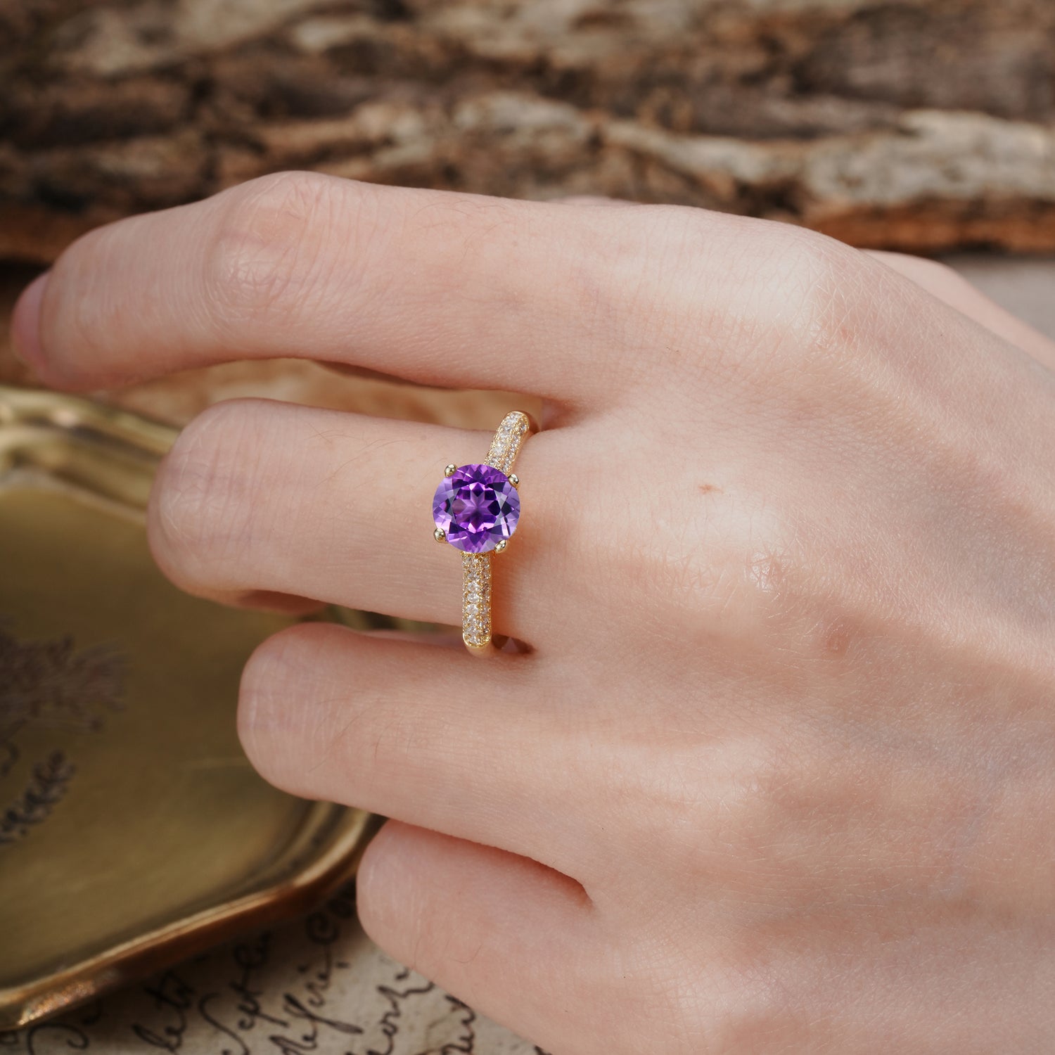 Luxurious Classic Simplicity 4-Prong Round Cut Amethyst Engagement Ring
