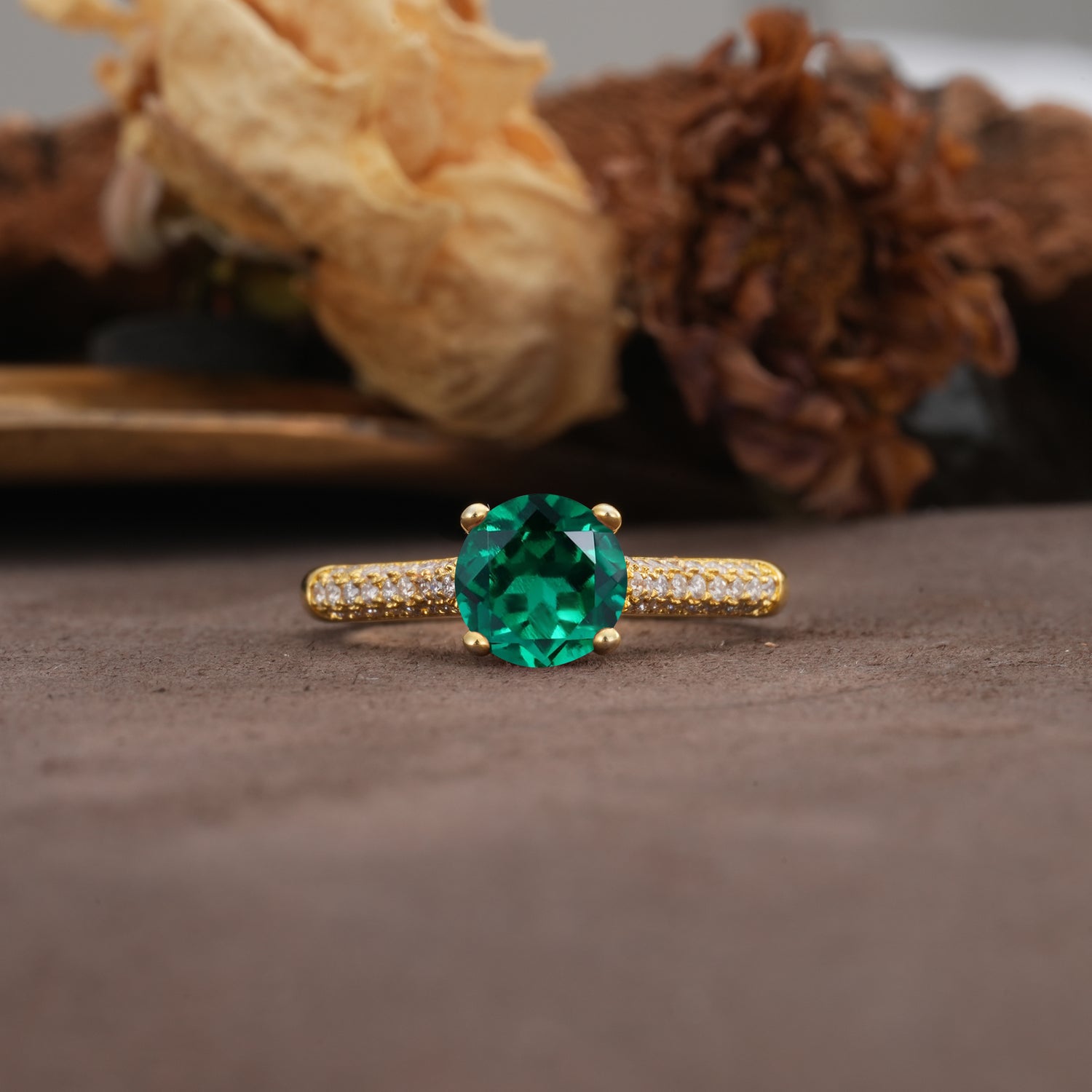 Luxurious Classic Simplicity 4-Prong Round Cut Emerald Engagement Ring