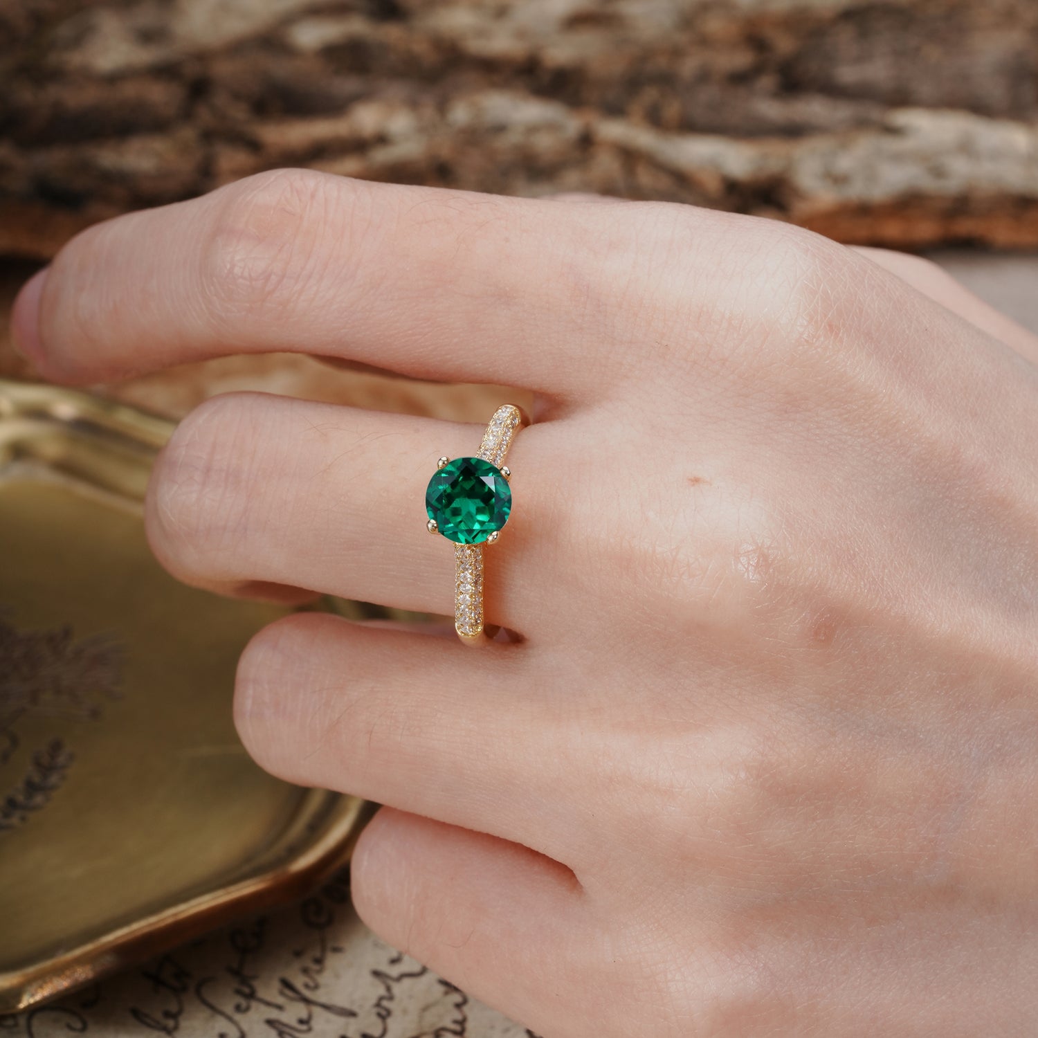 Luxurious Classic Simplicity 4-Prong Round Cut Emerald Engagement Ring