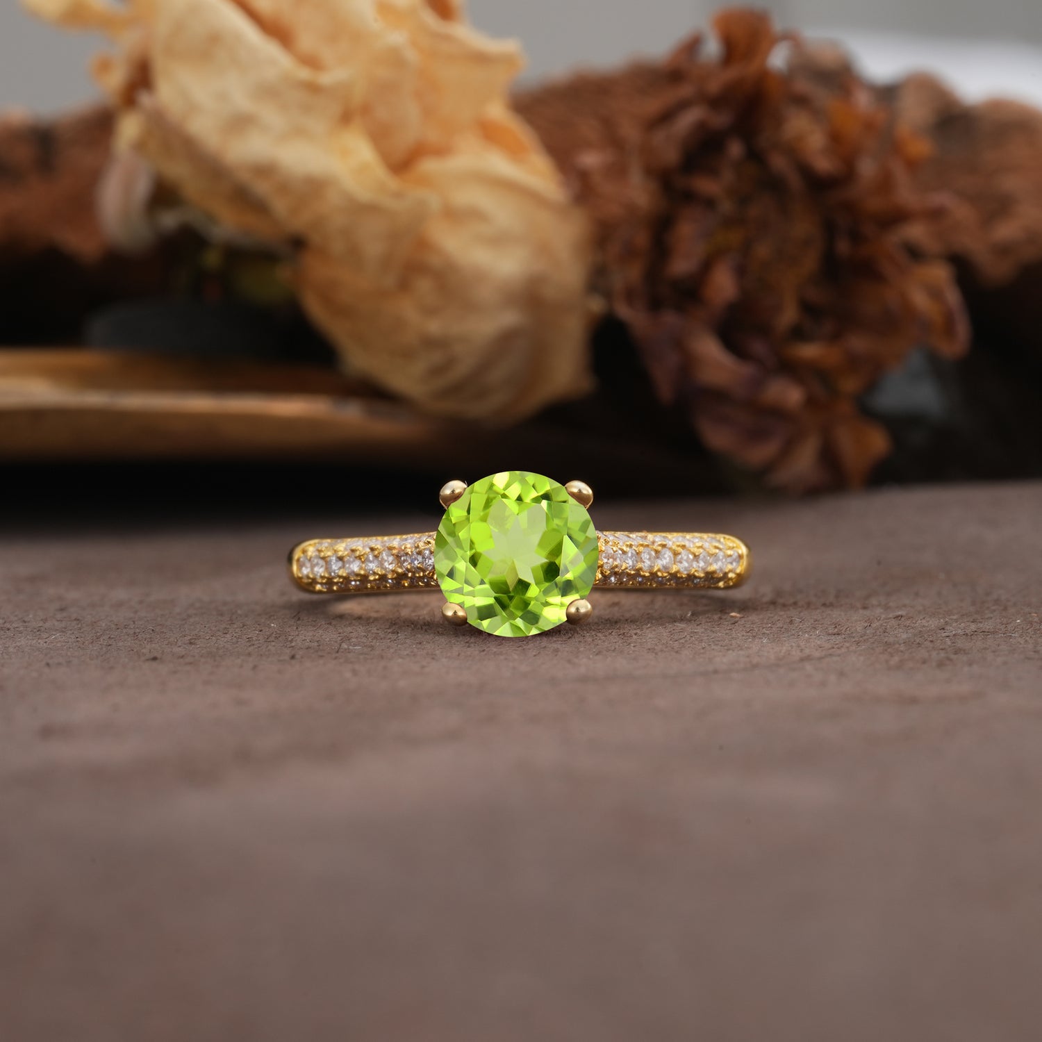 Luxurious Classic Simplicity 4-Prong Round Cut Peridot Engagement Ring
