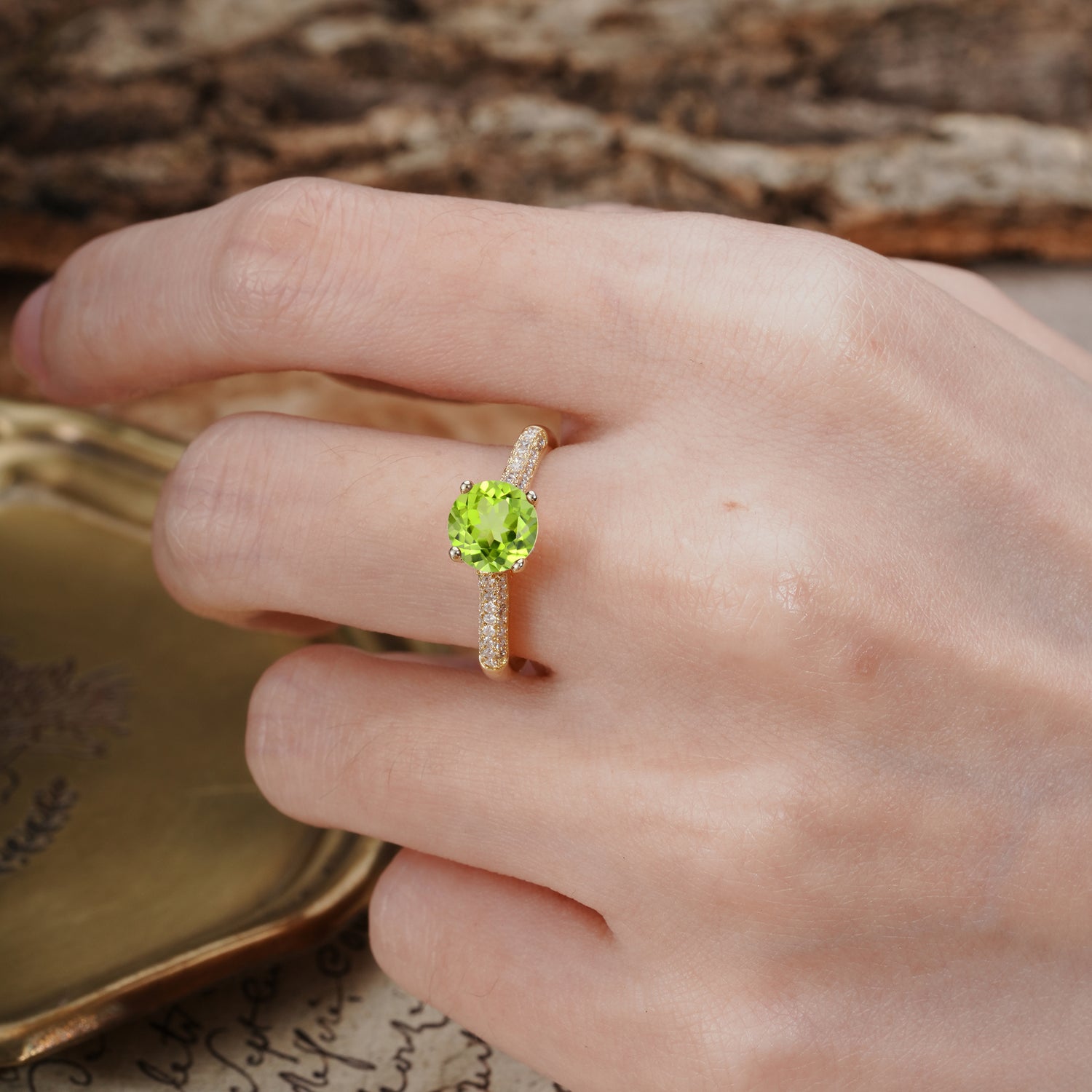 Luxurious Classic Simplicity 4-Prong Round Cut Peridot Engagement Ring