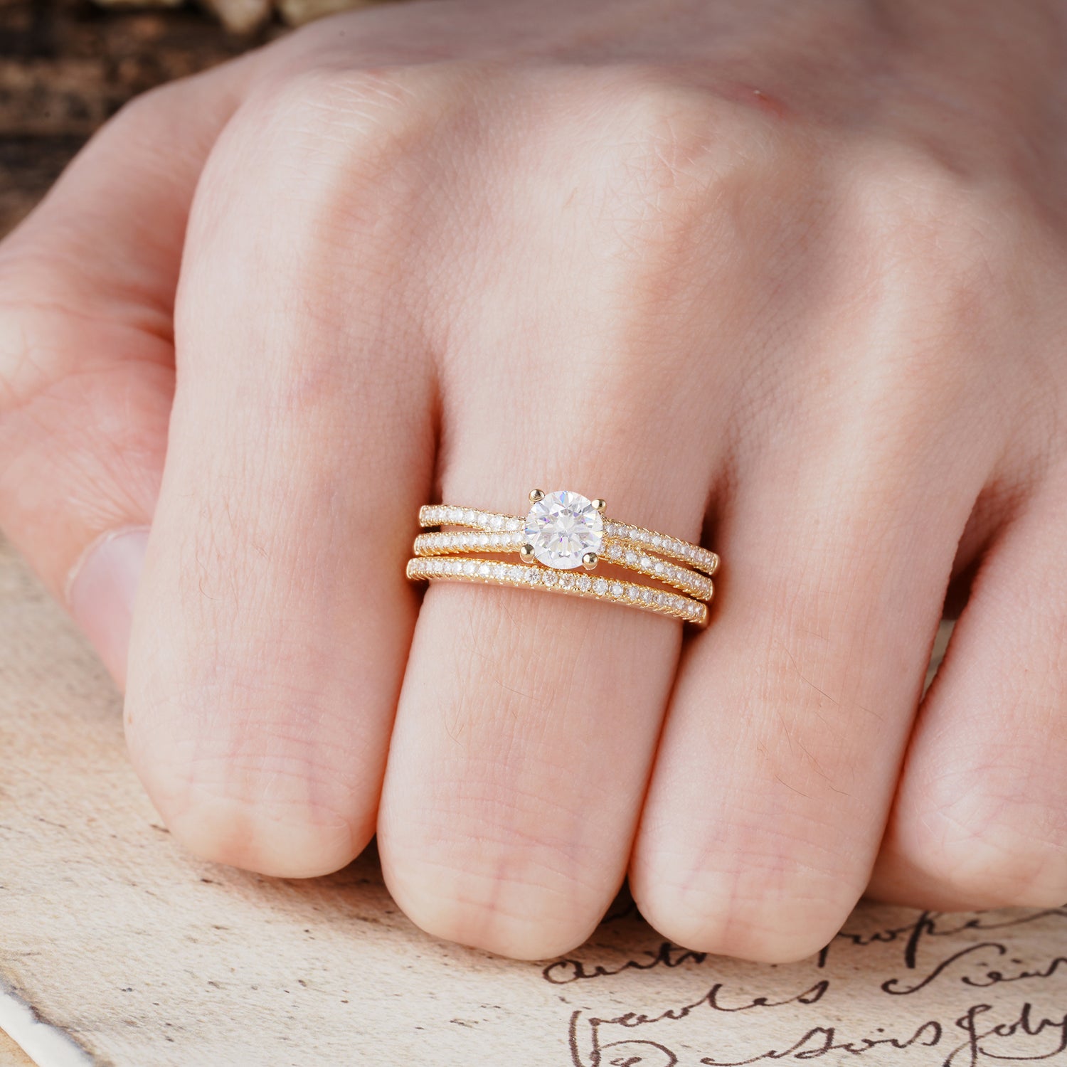 Luxurious Vintage 4-Prong Round-Cut Moissanite Bridal Ring Set