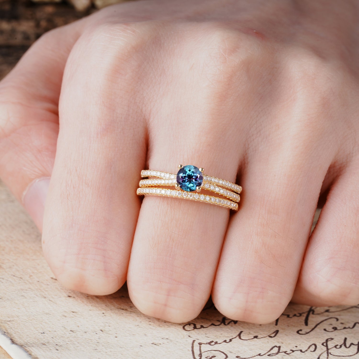 Luxurious Vintage 4-Prong Round-Cut Alexandrite Bridal Ring Set