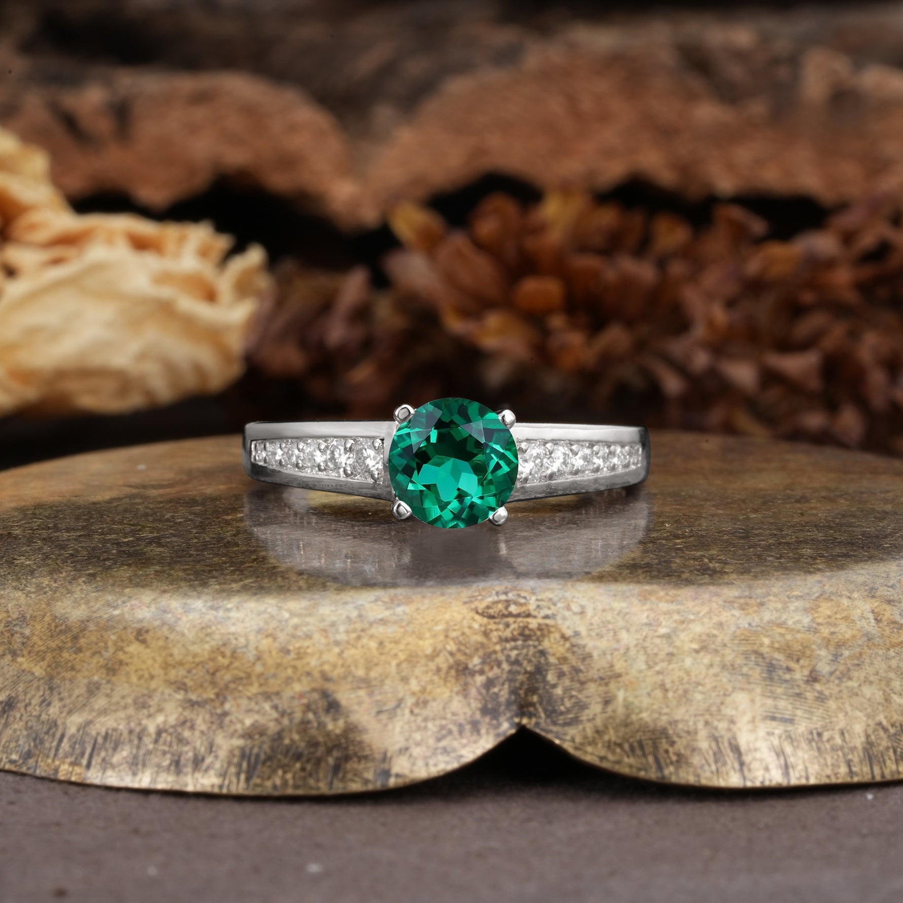 Retro-Minimalist 4-Prong Round Cut Emerald Engagement Ring - Additional view