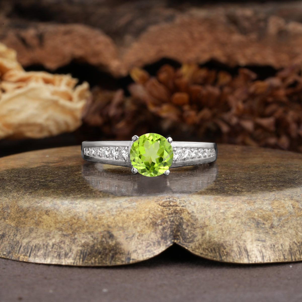 Retro-Minimalist 4-Prong Round Cut Peridot Engagement Ring - Additional view