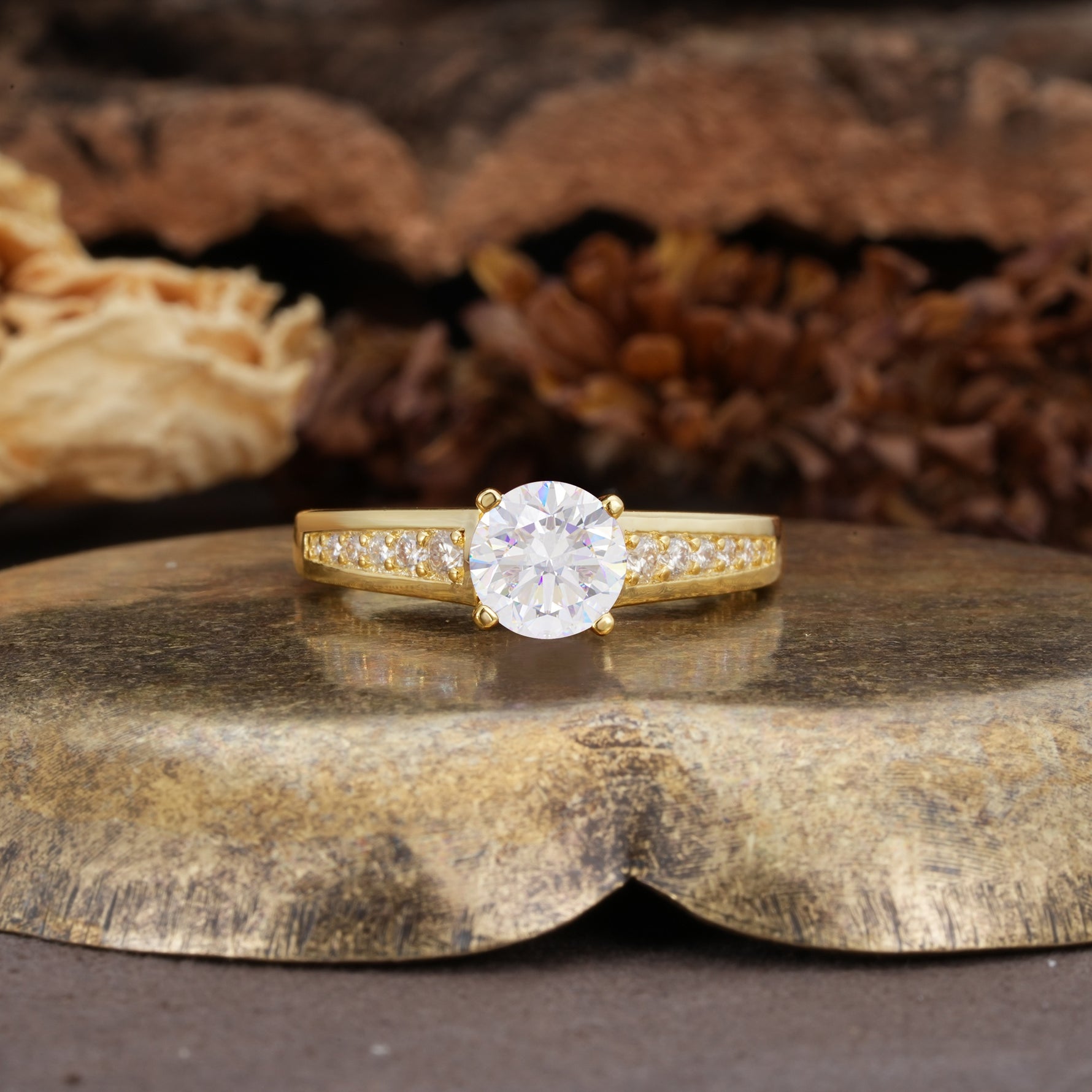 Retro-Minimalist 4-Prong Round Cut Moissanite Engagement Ring - Additional view