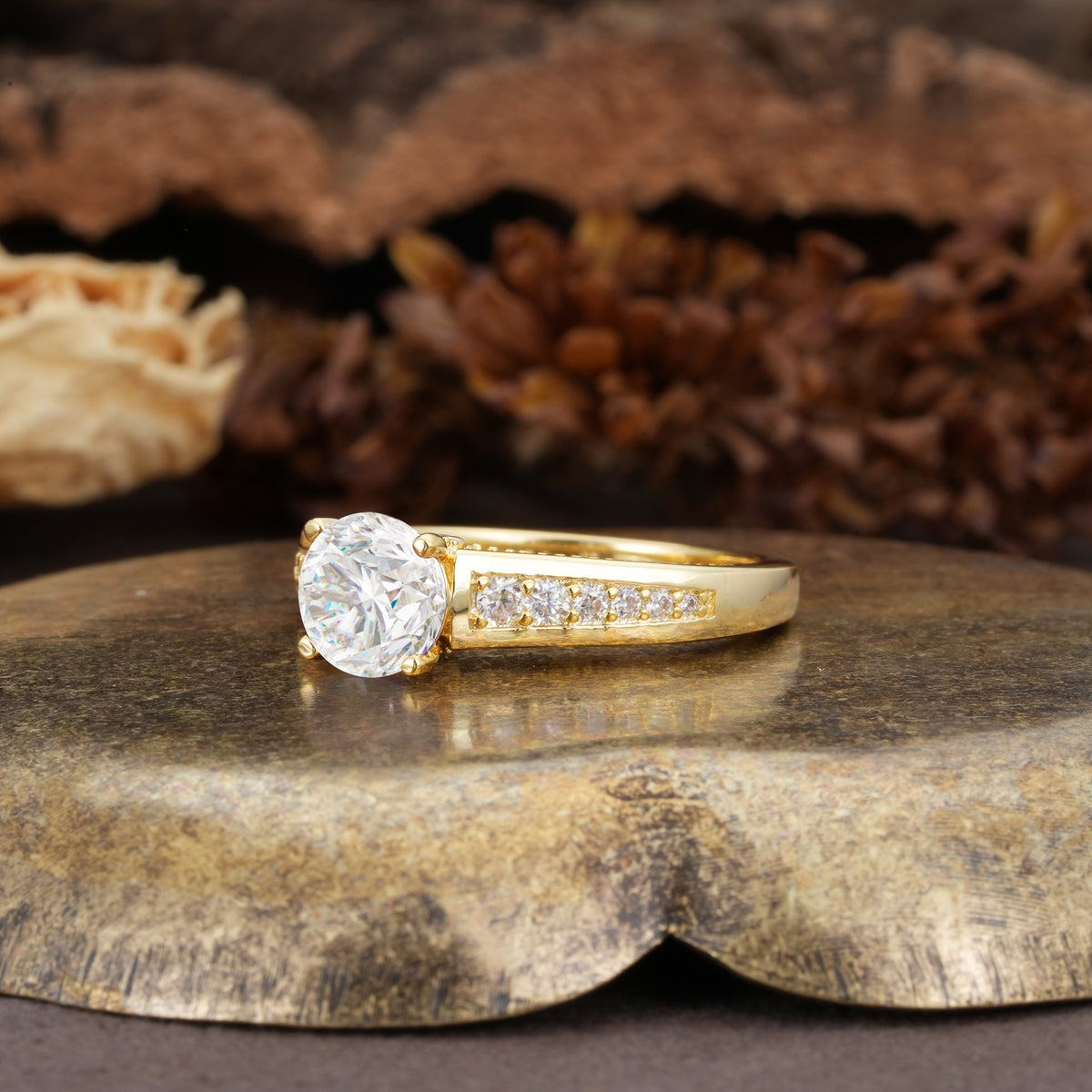 Retro-Minimalist 4-Prong Round Cut Moissanite Engagement Ring - Additional view