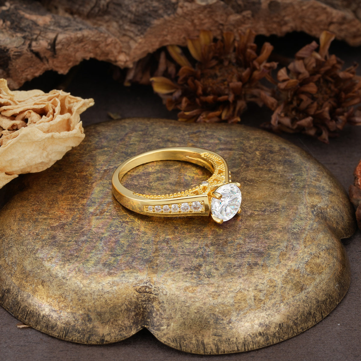 Retro-Minimalist 4-Prong Round Cut Moissanite Engagement Ring - Additional view