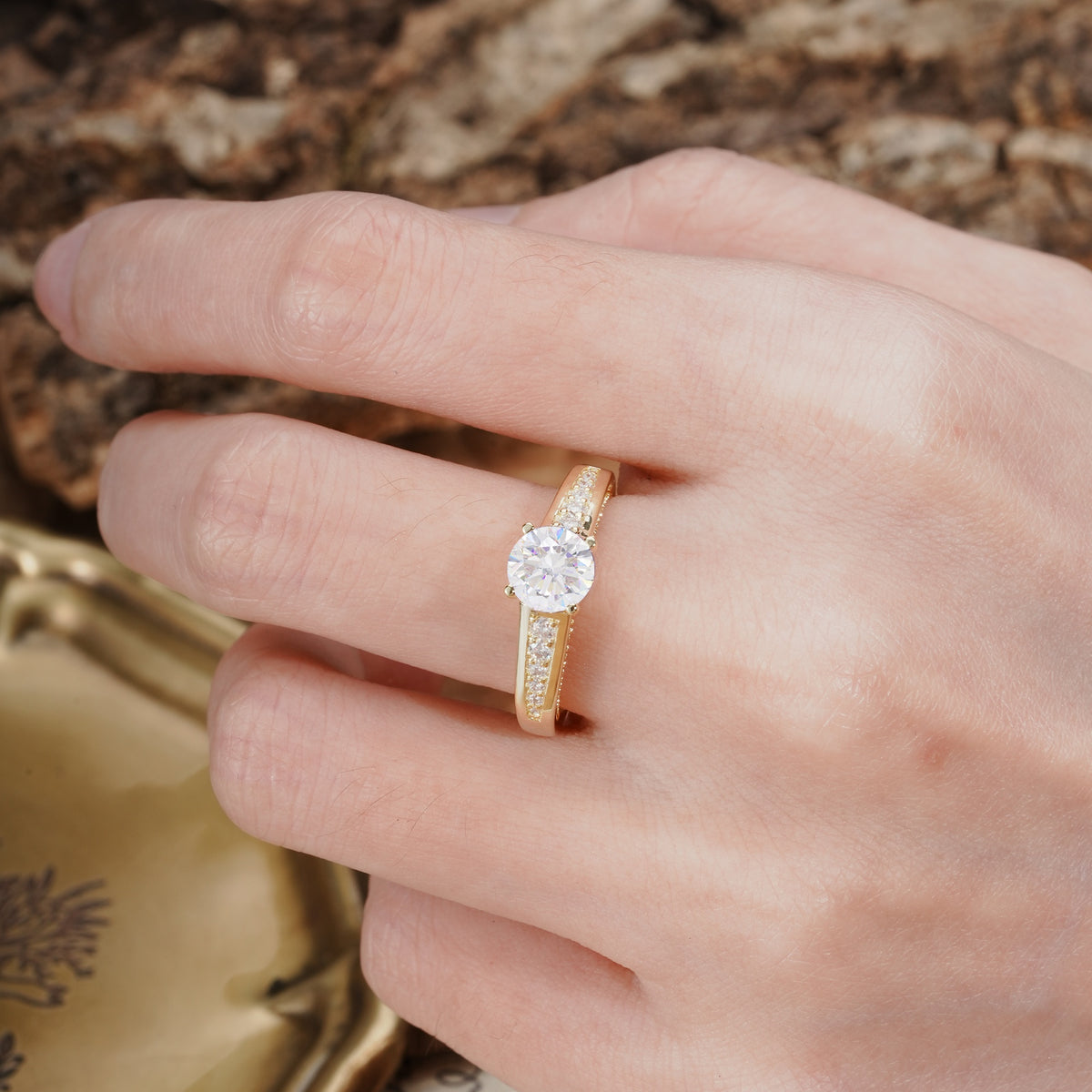 Retro-Minimalist 4-Prong Round Cut Moissanite Engagement Ring - Additional view