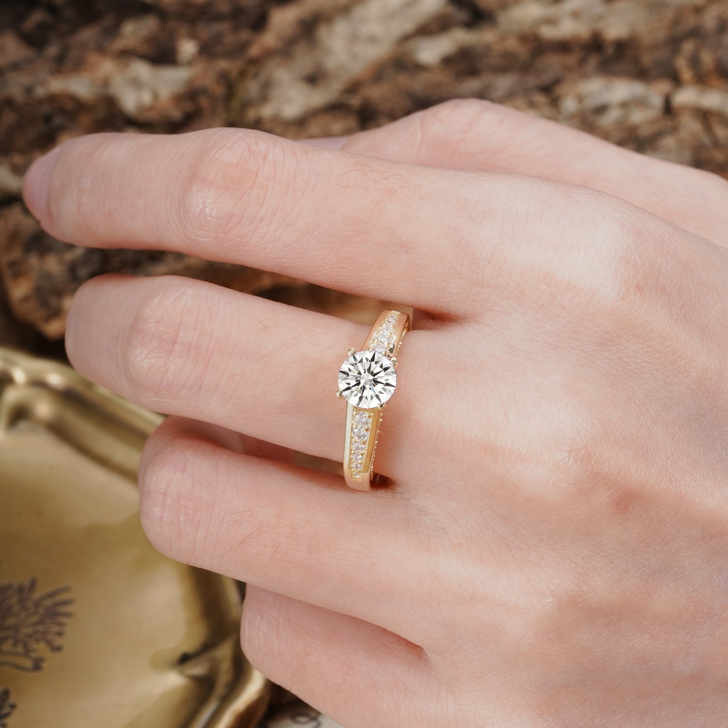 Retro-Minimalist 4-Prong Round Cut Lab Diamond Engagement Ring - Additional view