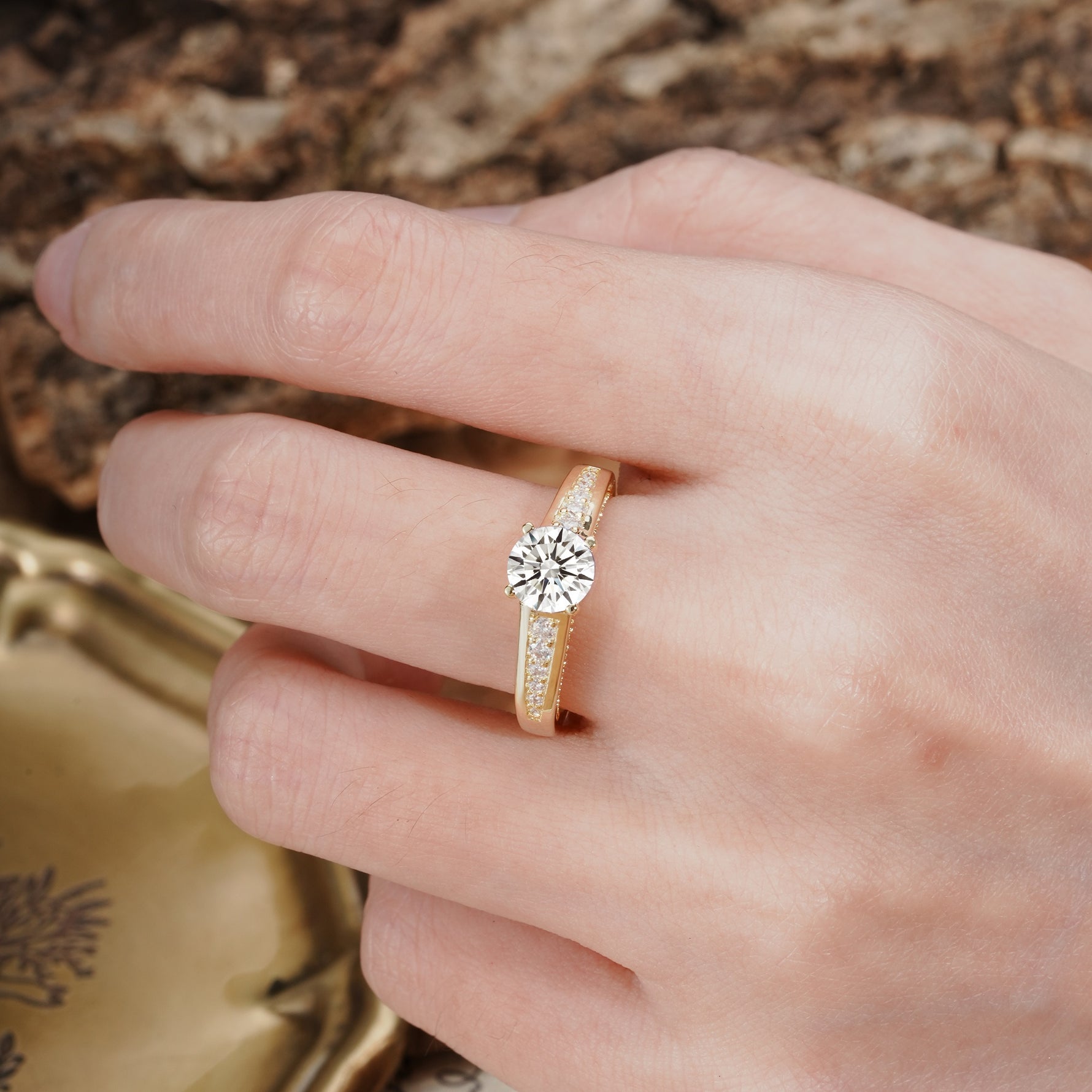 Retro-Minimalist 4-Prong Round Cut Lab Diamond Engagement Ring - Additional view