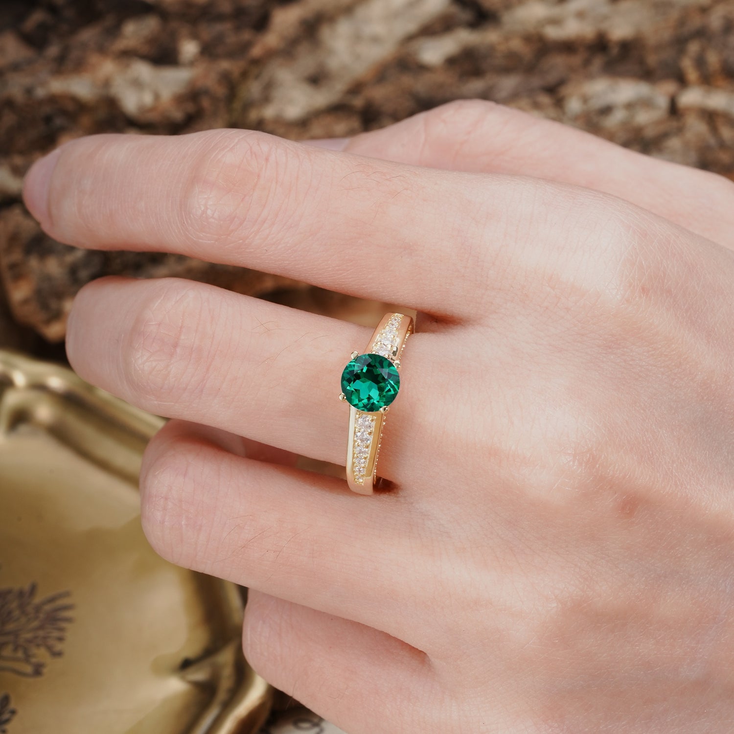 Retro-Minimalist 4-Prong Round Cut Emerald Engagement Ring