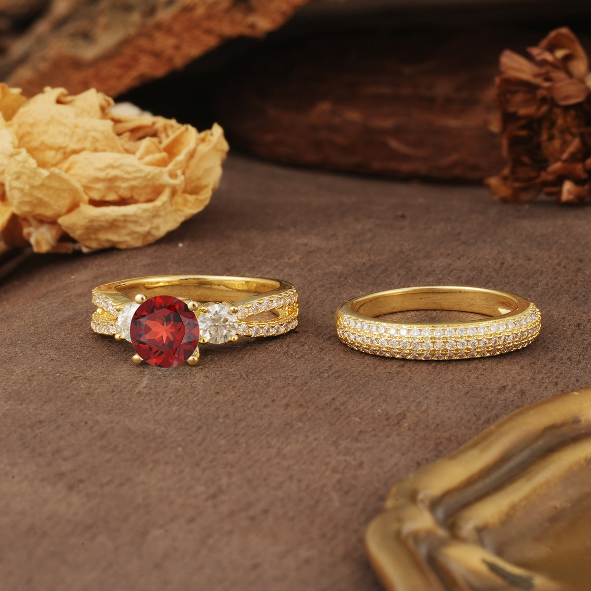 Luxurious and Unique 4-Prong Round Cut Garnet Bridal Ring Set - White-Gold