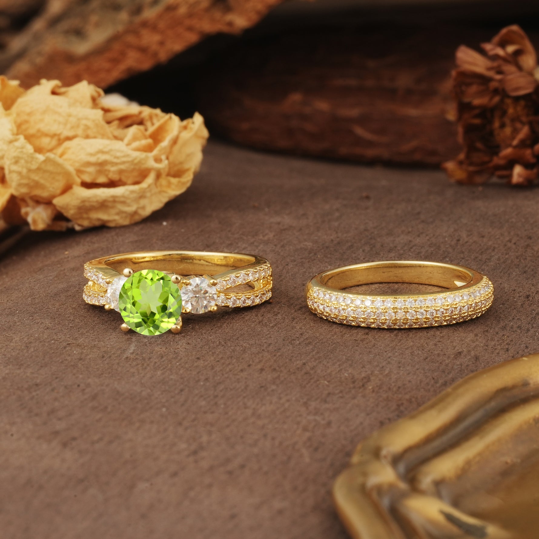 Luxurious and Unique 4-Prong Round Cut Peridot Bridal Ring Set - White-Gold