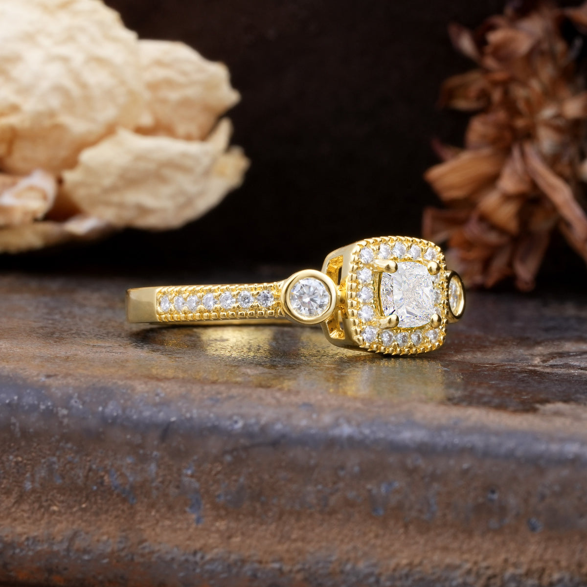 Classic Luxury Retro 4-Prong Princess Cut Moissanite Three Stones Wedding Ring - Additional view