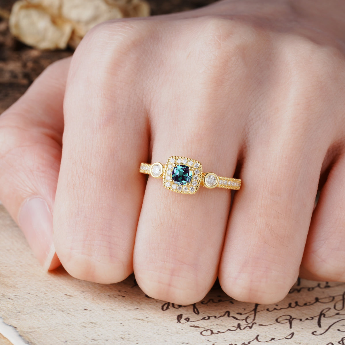 Classic Luxury Retro 4-Prong Princess Cut Alexandrite Three Stones Wedding Ring - Additional view