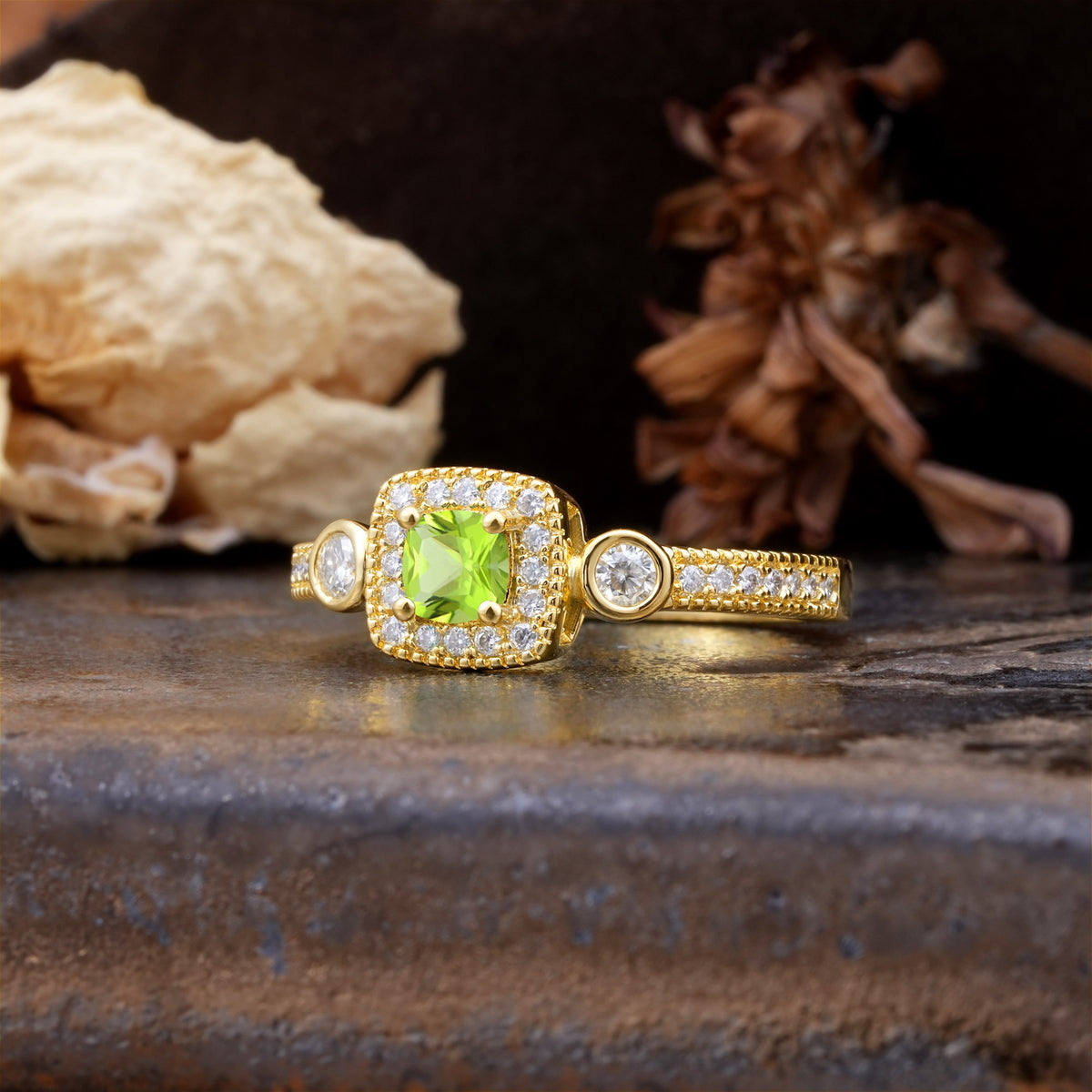 Classic Luxury Retro 4-Prong Princess Cut Peridot Three Stones Wedding Ring - Additional view