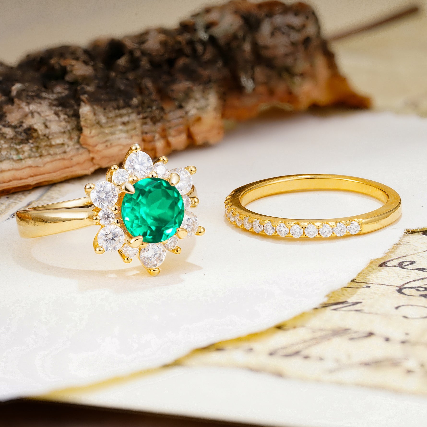 Natural Inspiration Flower Shape 4-Prong Round Cut Emerald Wedding Bride Ring Set - Additional view