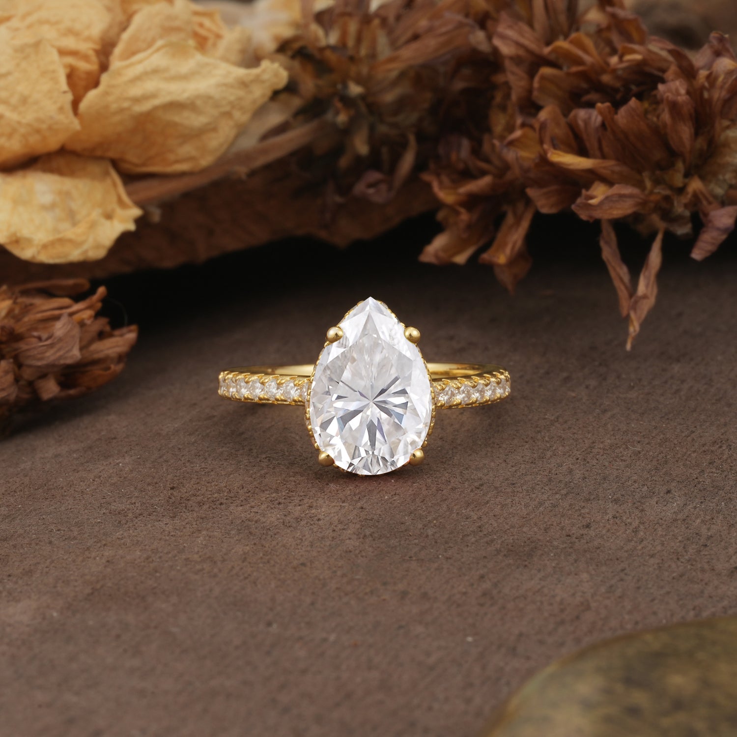 Classic Luxury 4 Prong Pear Cut Moissanite Engagement Ring