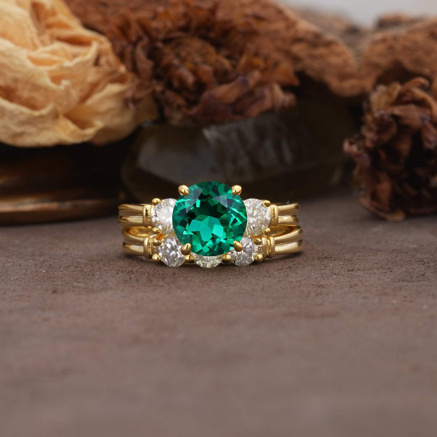 Unique and Elegant 4-Prong Round Cut Emerald Three Stones Bridal Ring Set