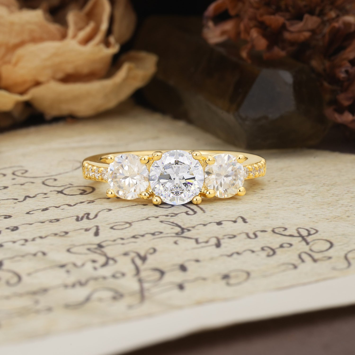 Unique Classic 4-Prong Round Cut Moissanite Three Stones Wedding Ring