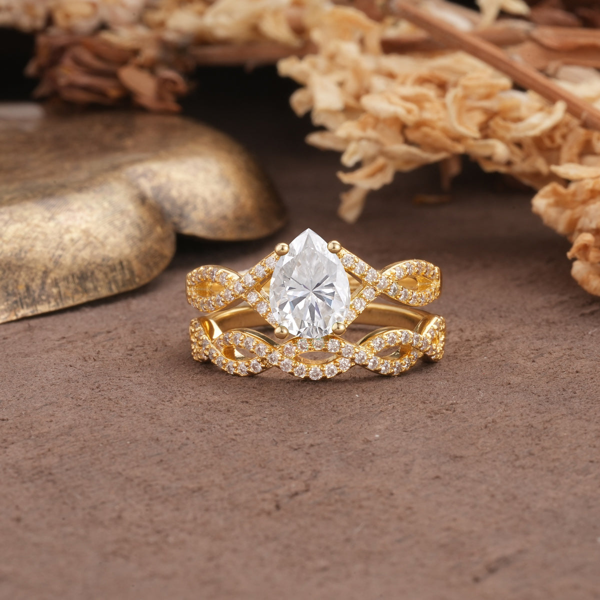 Luxurious and Unique: Entwined 4-Prong Pear Cut Moissanite Bridal Ring Set - Yellow-Gold