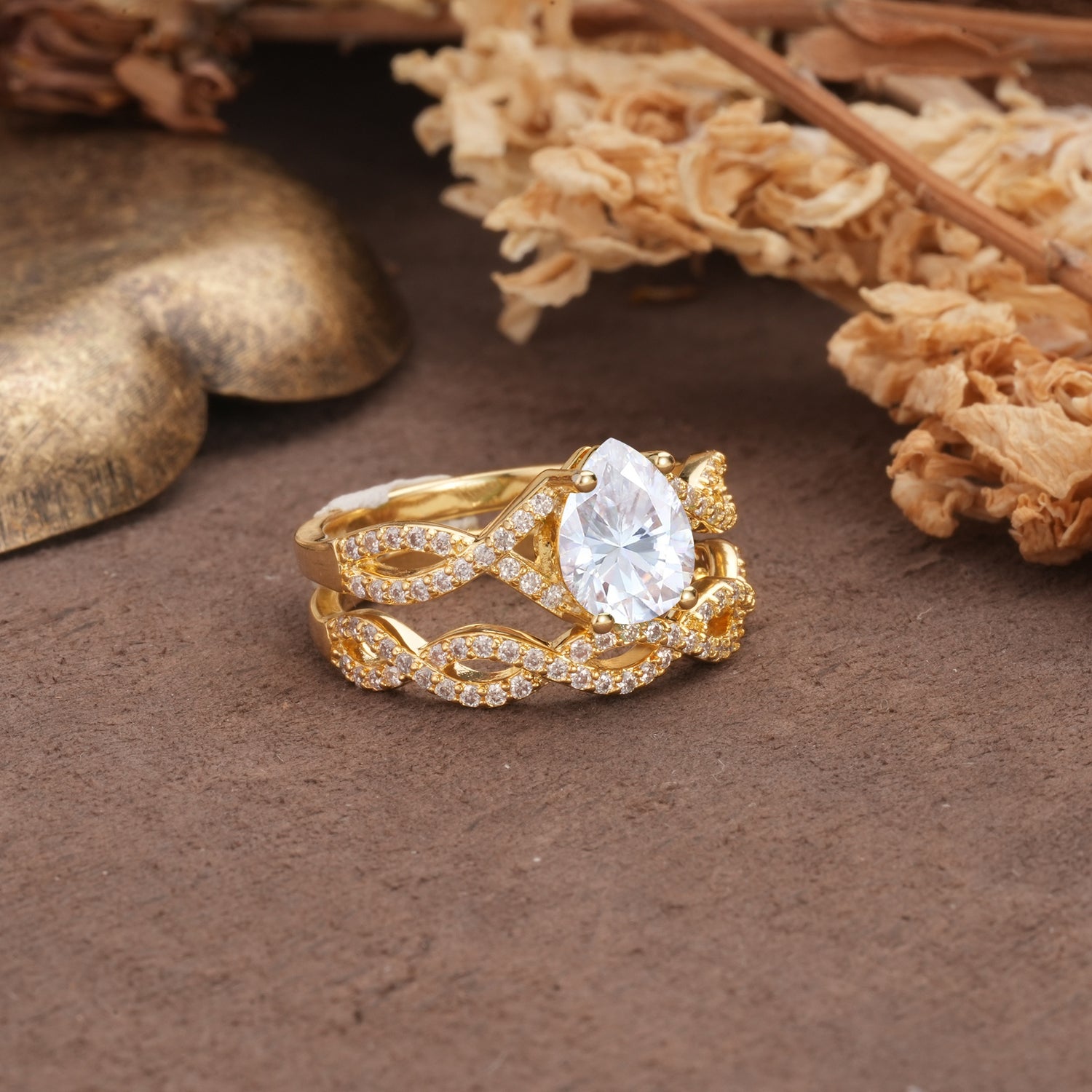 Luxurious and Unique: Entwined 4-Prong Pear Cut Moissanite Bridal Ring Set - Rose-Gold