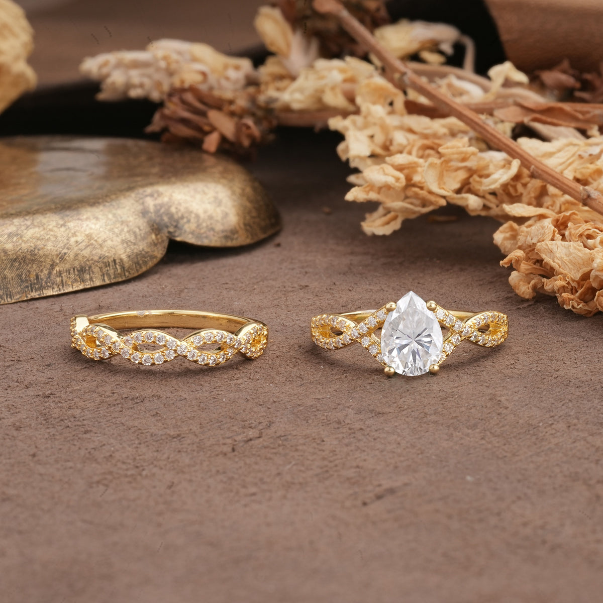 Luxurious and Unique: Entwined 4-Prong Pear Cut Moissanite Bridal Ring Set - Additional view