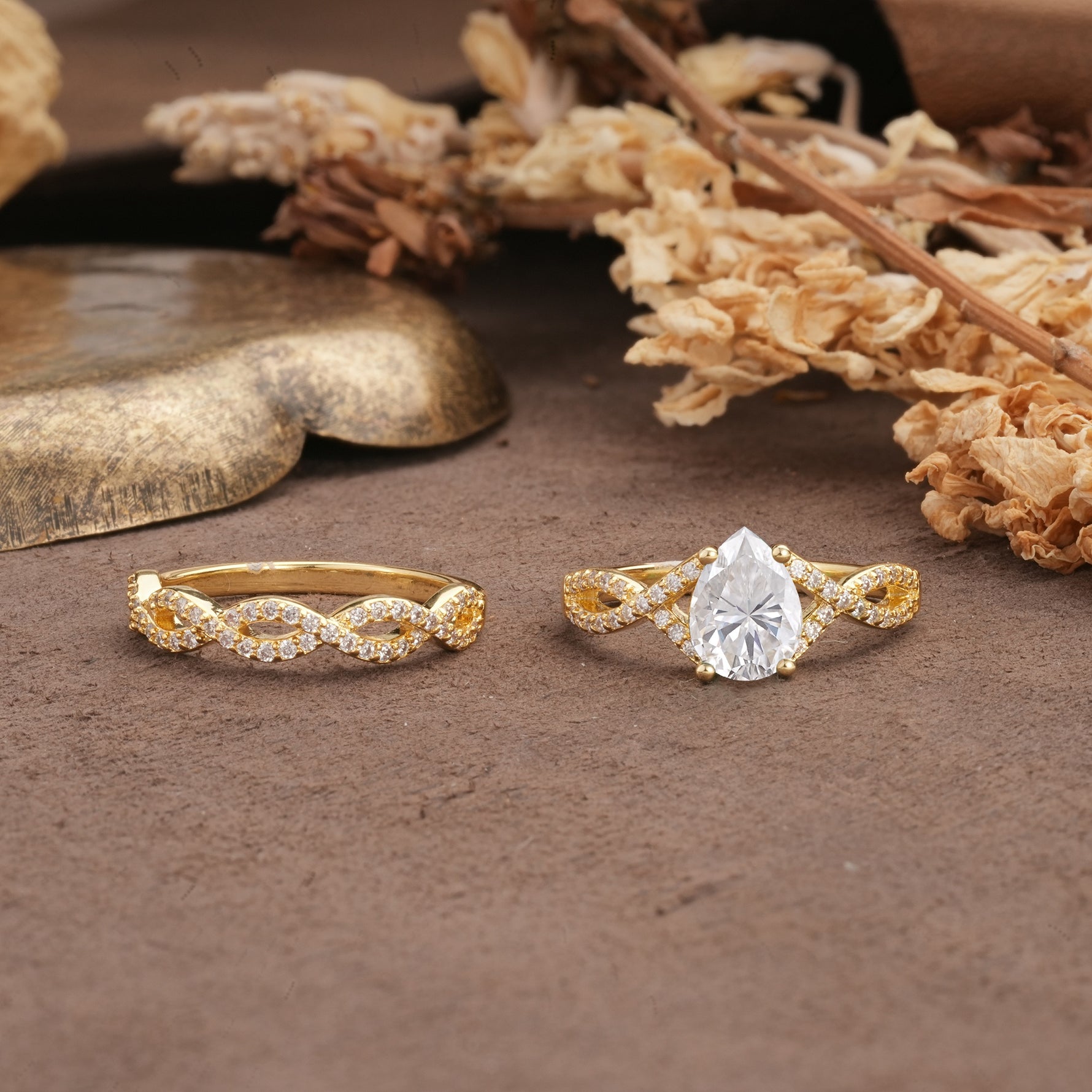Luxurious and Unique: Entwined 4-Prong Pear Cut Moissanite Bridal Ring Set - Additional view
