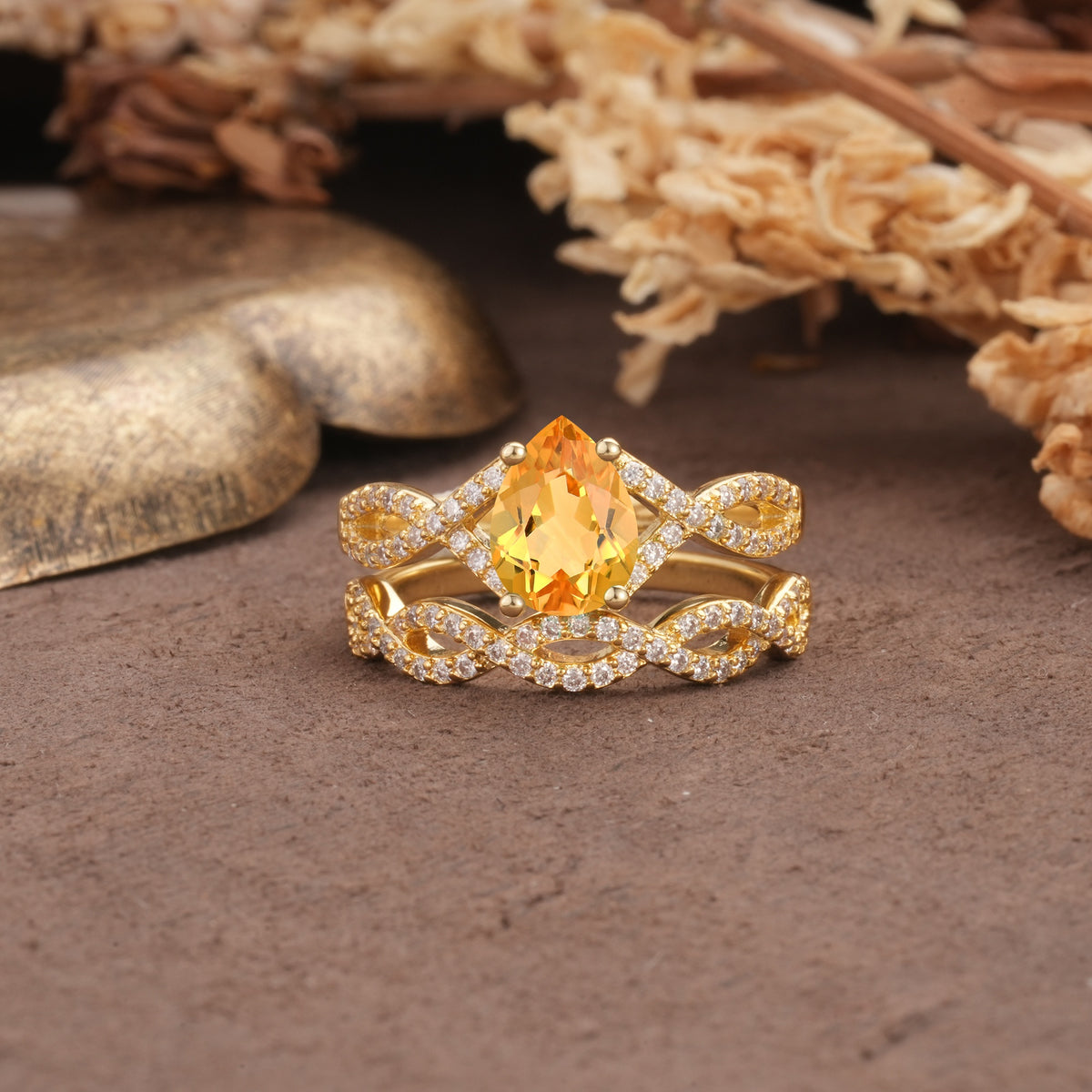 Luxurious and Unique: Entwined 4-Prong Pear Cut Citrine Bridal Ring Set - Yellow-Gold