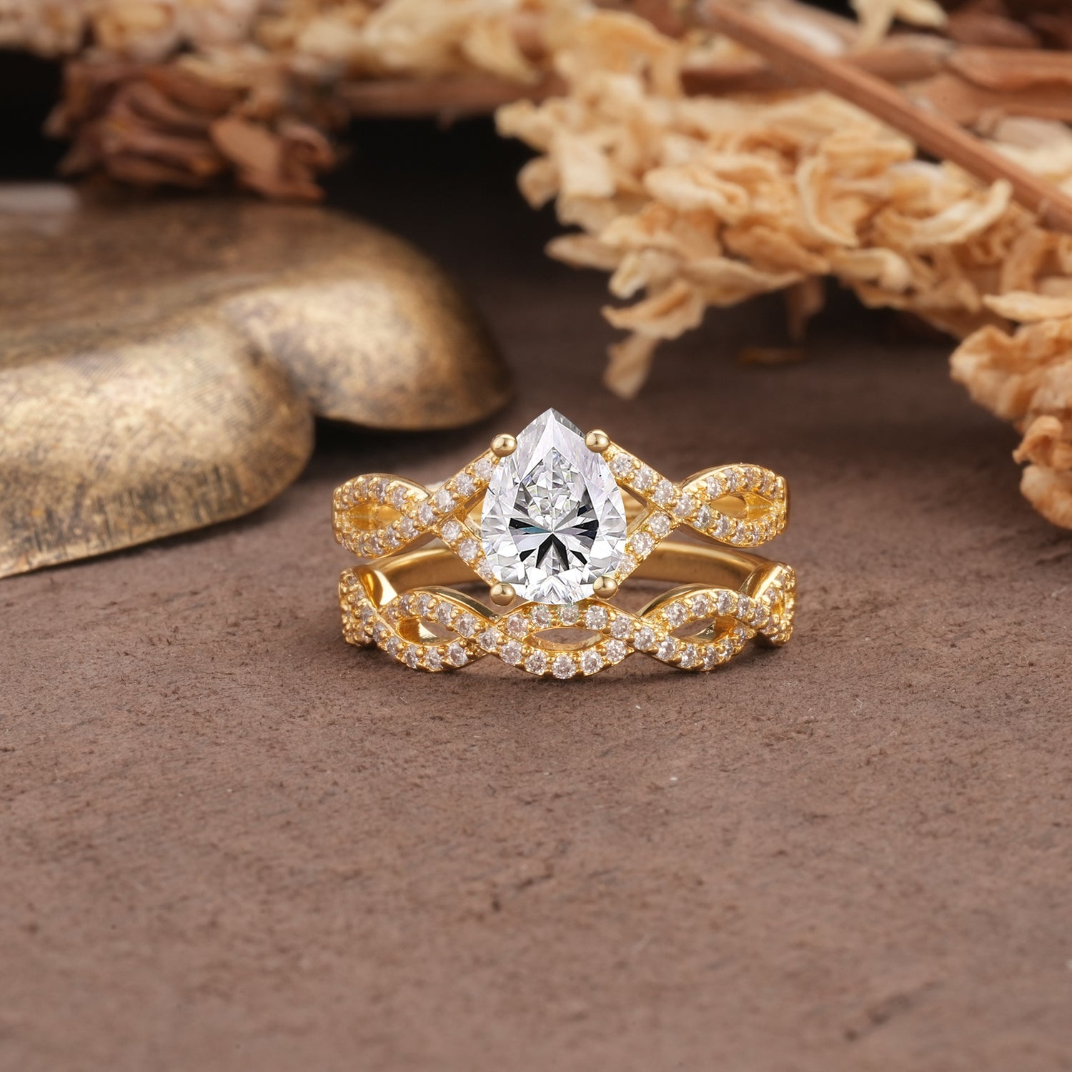 Luxurious and Unique: Entwined 4-Prong Pear Cut Lab Diamond Bridal Ring Set - Yellow-Gold