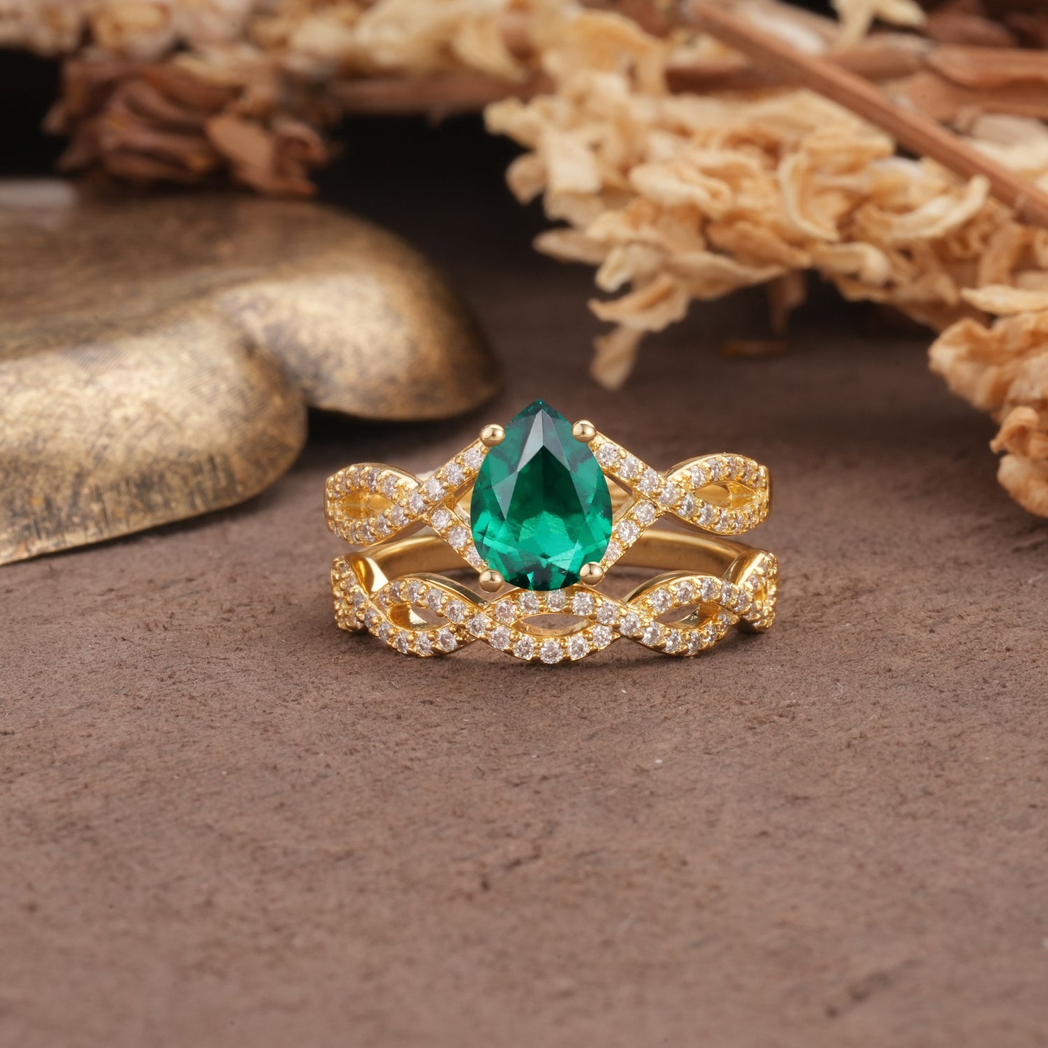 Luxurious and Unique: Entwined 4-Prong Pear Cut Emerald Bridal Ring Set - Yellow-Gold