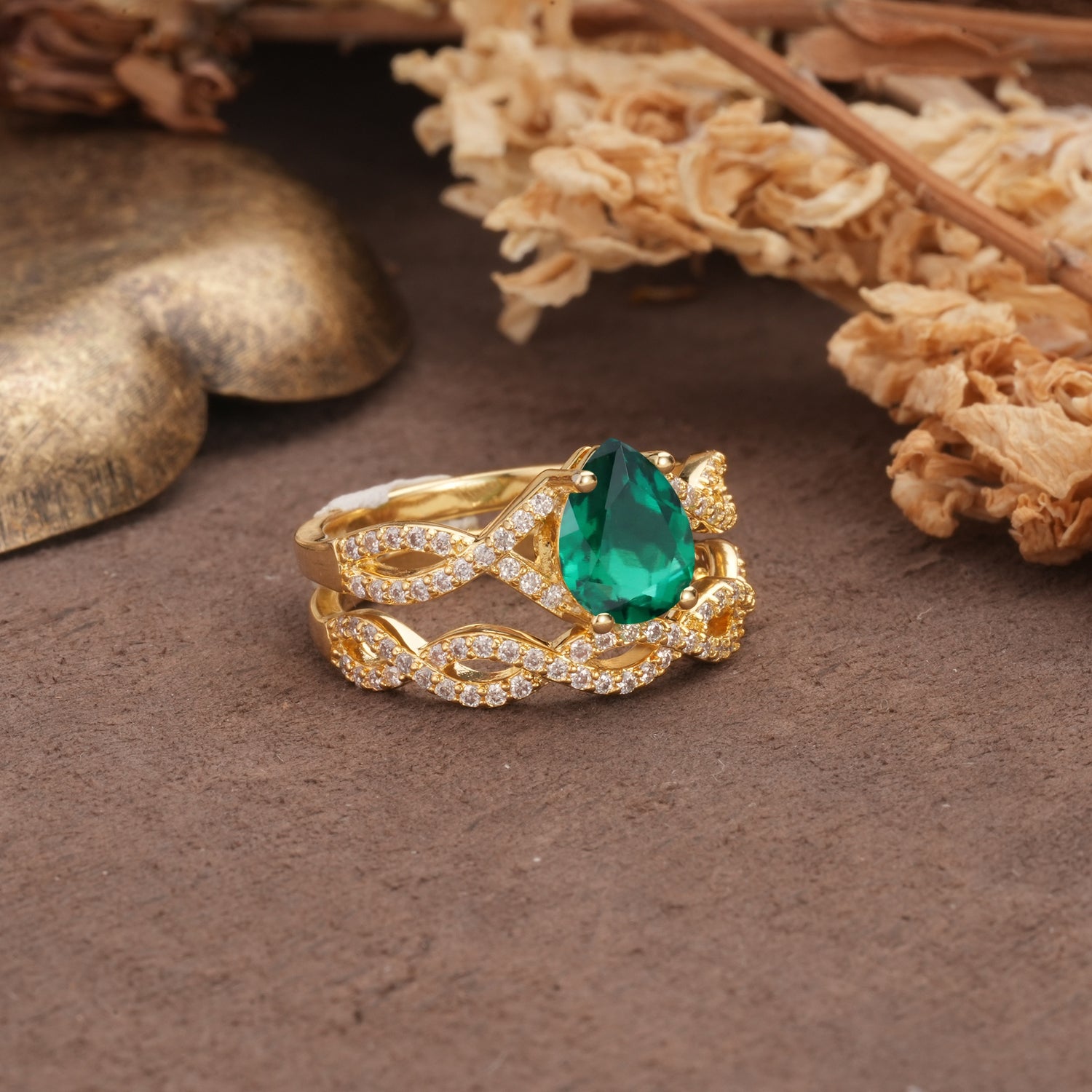 Luxurious and Unique: Entwined 4-Prong Pear Cut Emerald Bridal Ring Set - Rose-Gold