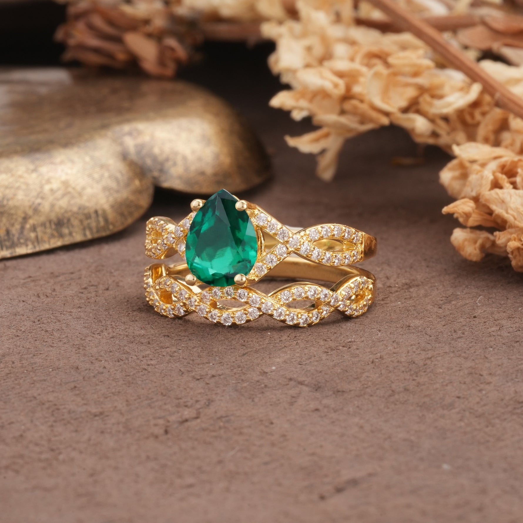 Luxurious and Unique: Entwined 4-Prong Pear Cut Emerald Bridal Ring Set - White-Gold