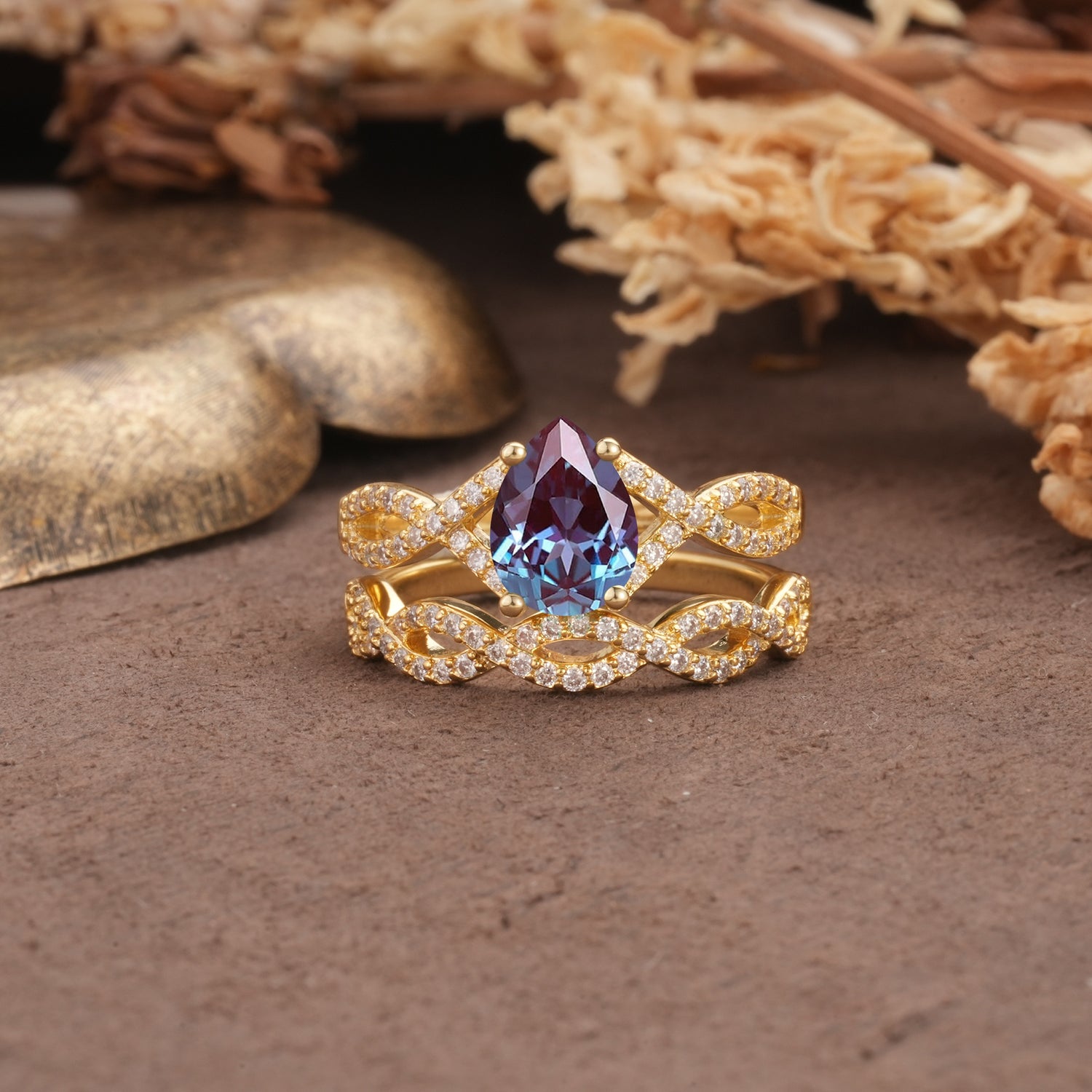 Luxurious and Unique: Entwined 4-Prong Pear Cut Alexandrite Bridal Ring Set - Yellow-Gold