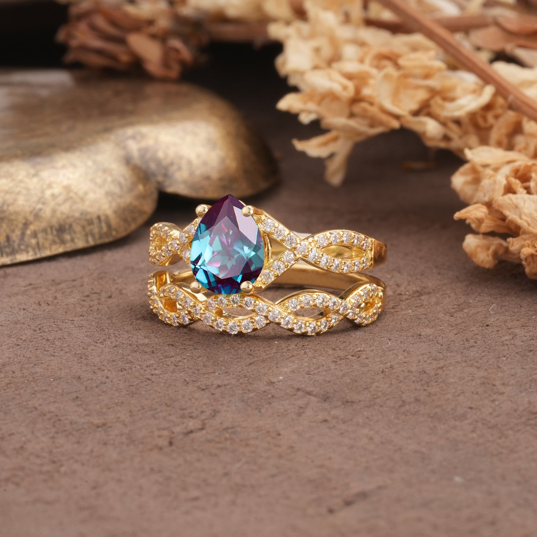 Luxurious and Unique: Entwined 4-Prong Pear Cut Alexandrite Bridal Ring Set - White-Gold