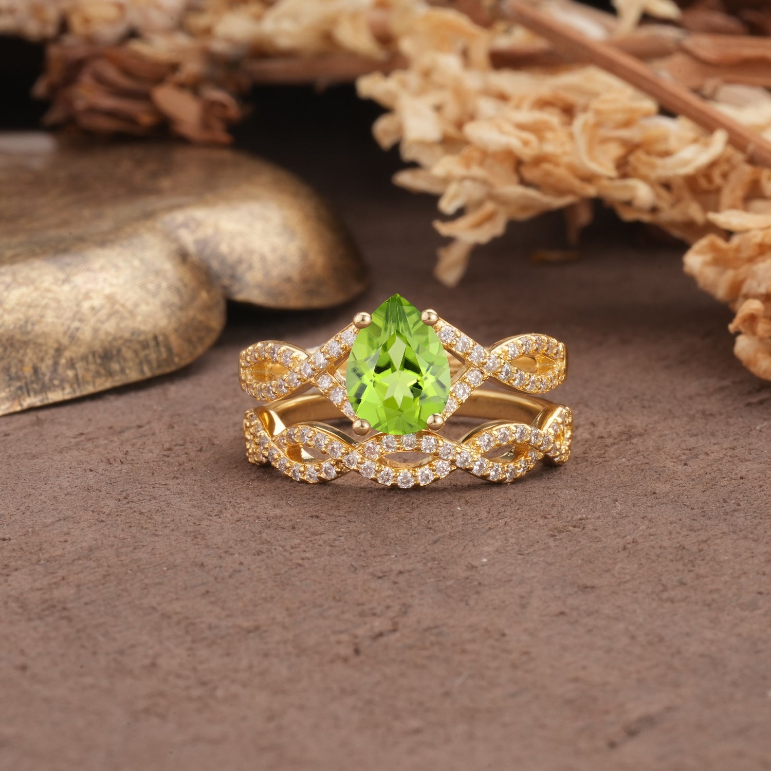Luxurious and Unique: Entwined 4-Prong Pear Cut Peridot Bridal Ring Set - Yellow-Gold