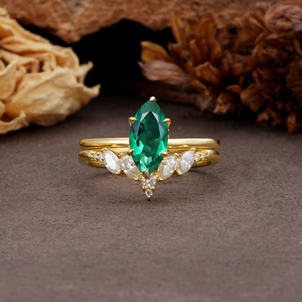 Luxurious Vintage 6-Prong Marquise Cut Emerald Bridal Ring Set - Yellow-Gold