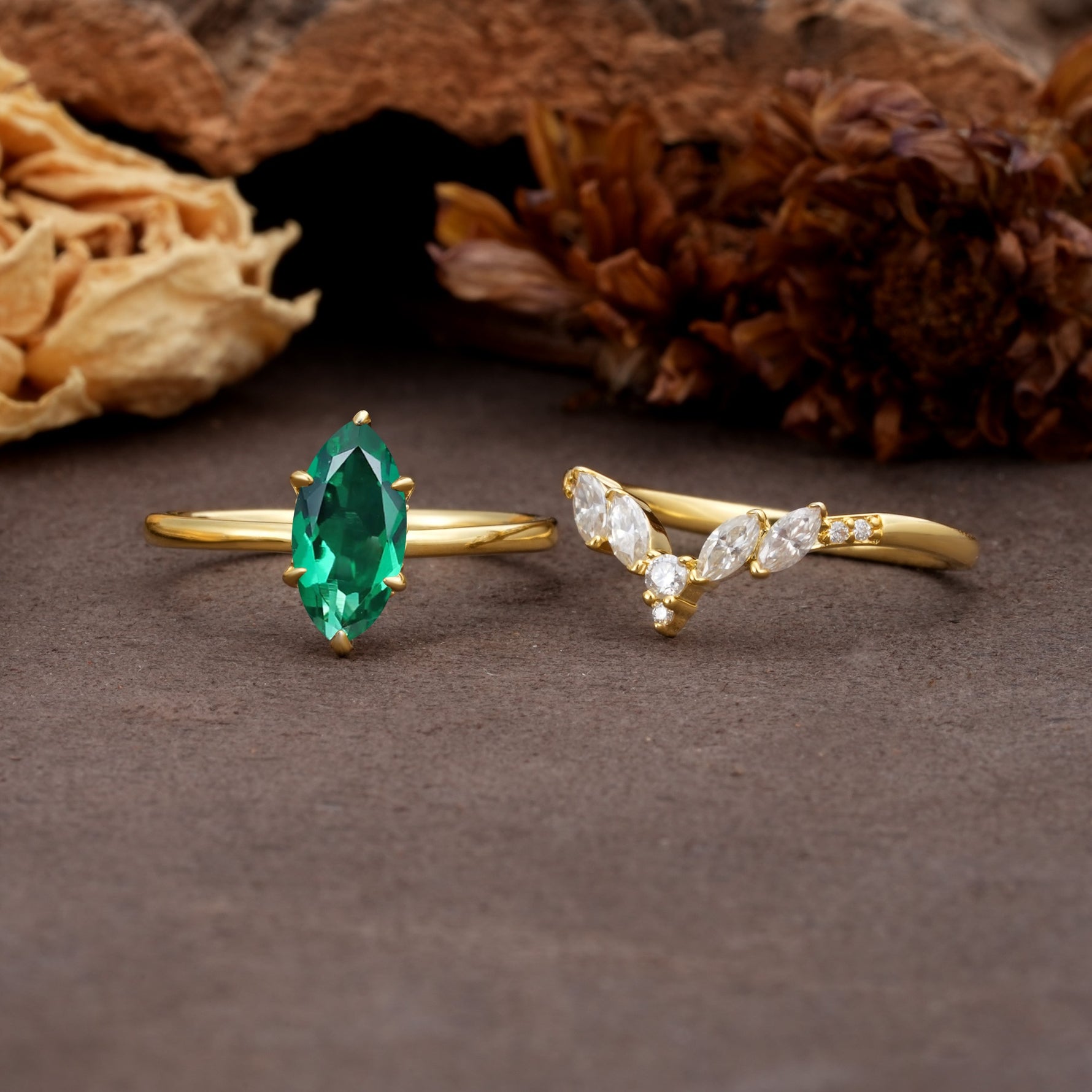Luxurious Vintage 6-Prong Marquise Cut Emerald Bridal Ring Set - Additional view