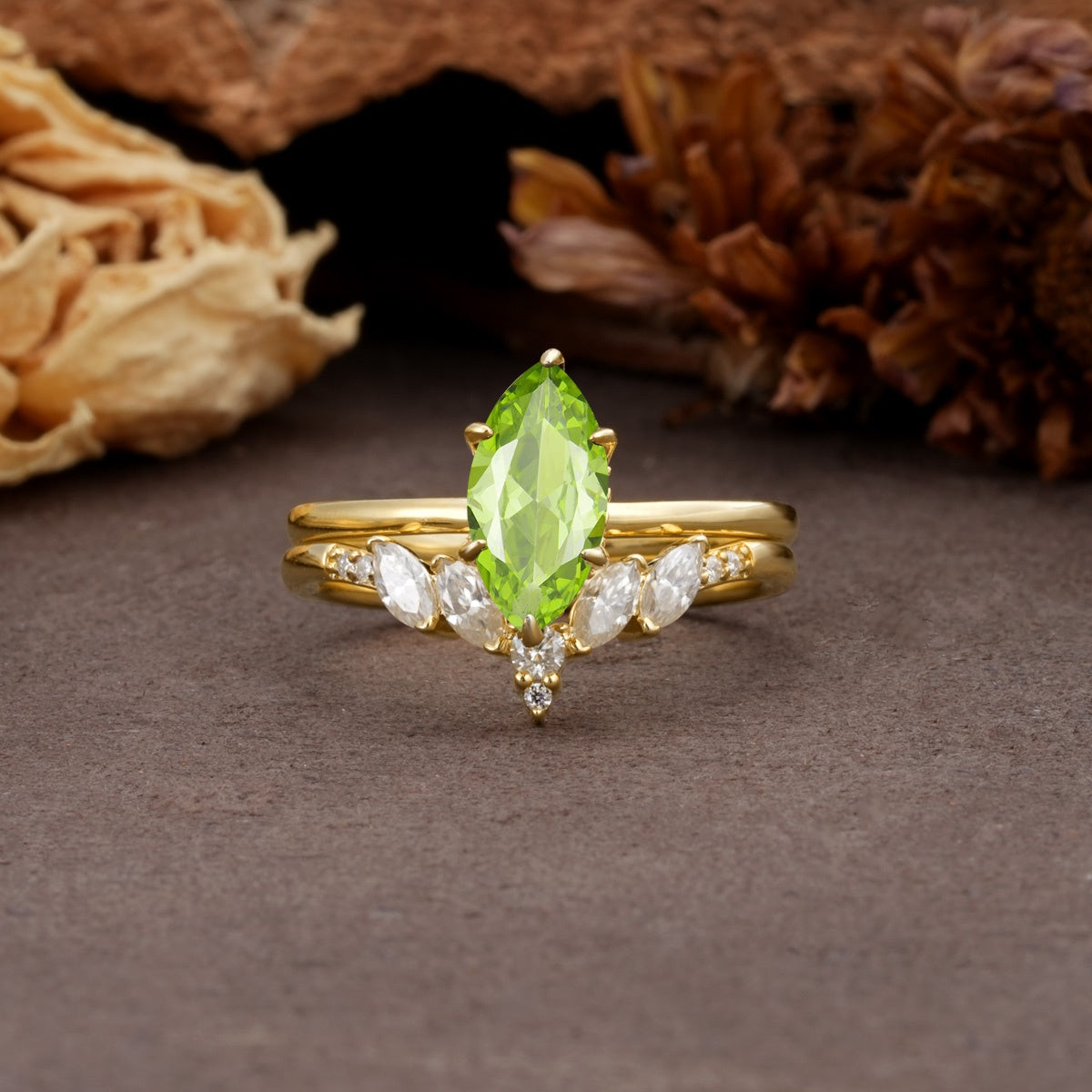 Luxurious Vintage 6-Prong Marquise Cut Peridot Bridal Ring Set - Yellow-Gold
