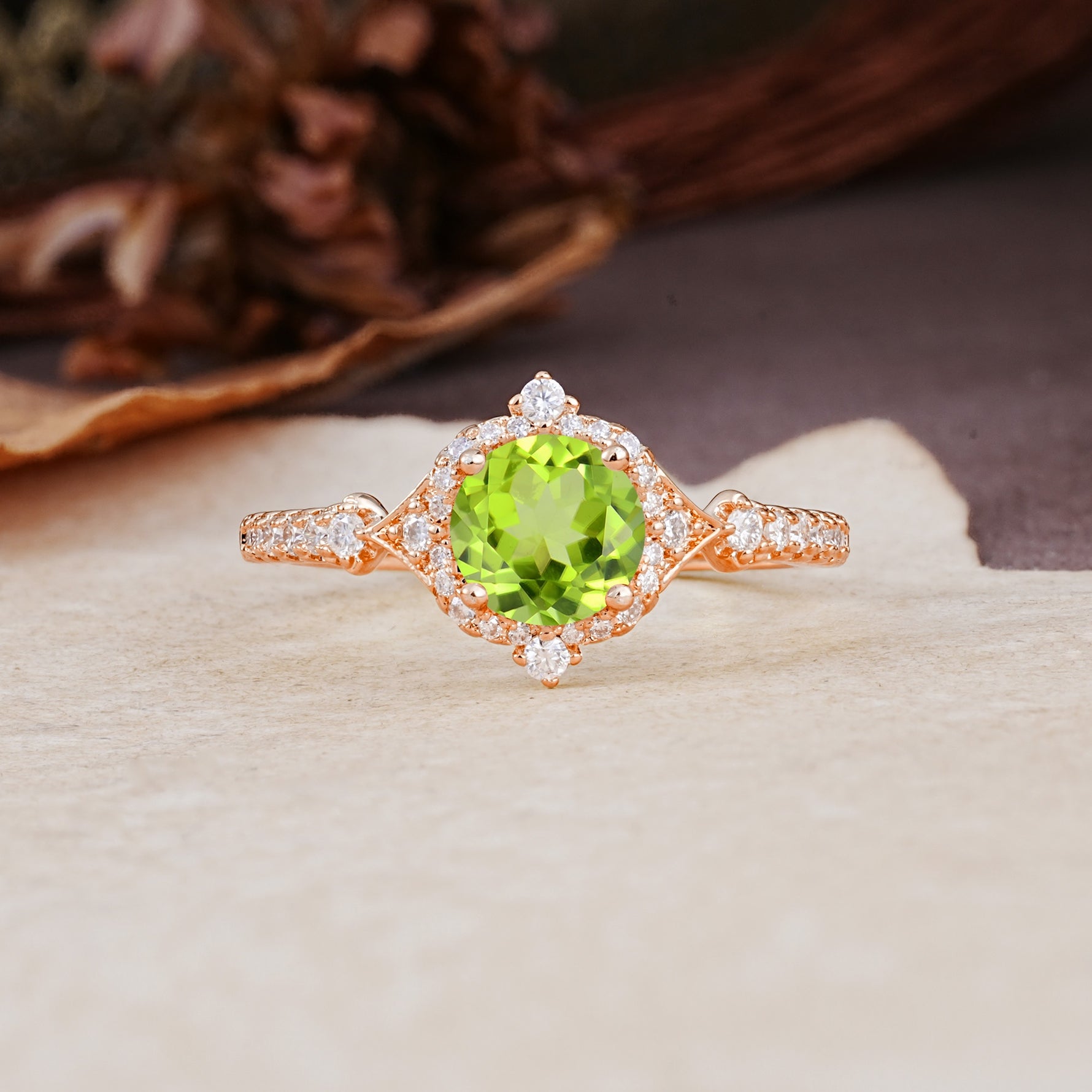 Luxurious Vintage 4-Prong Round Cut Peridot Engagement Ring - Additional view