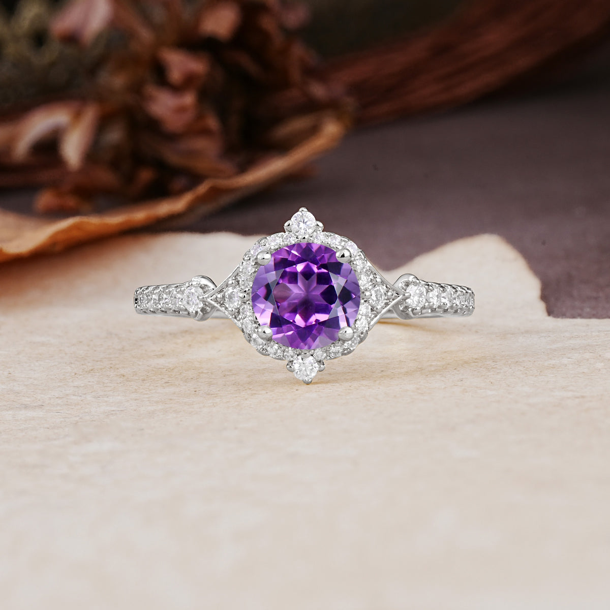 Luxurious Vintage 4-Prong Round Cut Amethyst Engagement Ring - Additional view