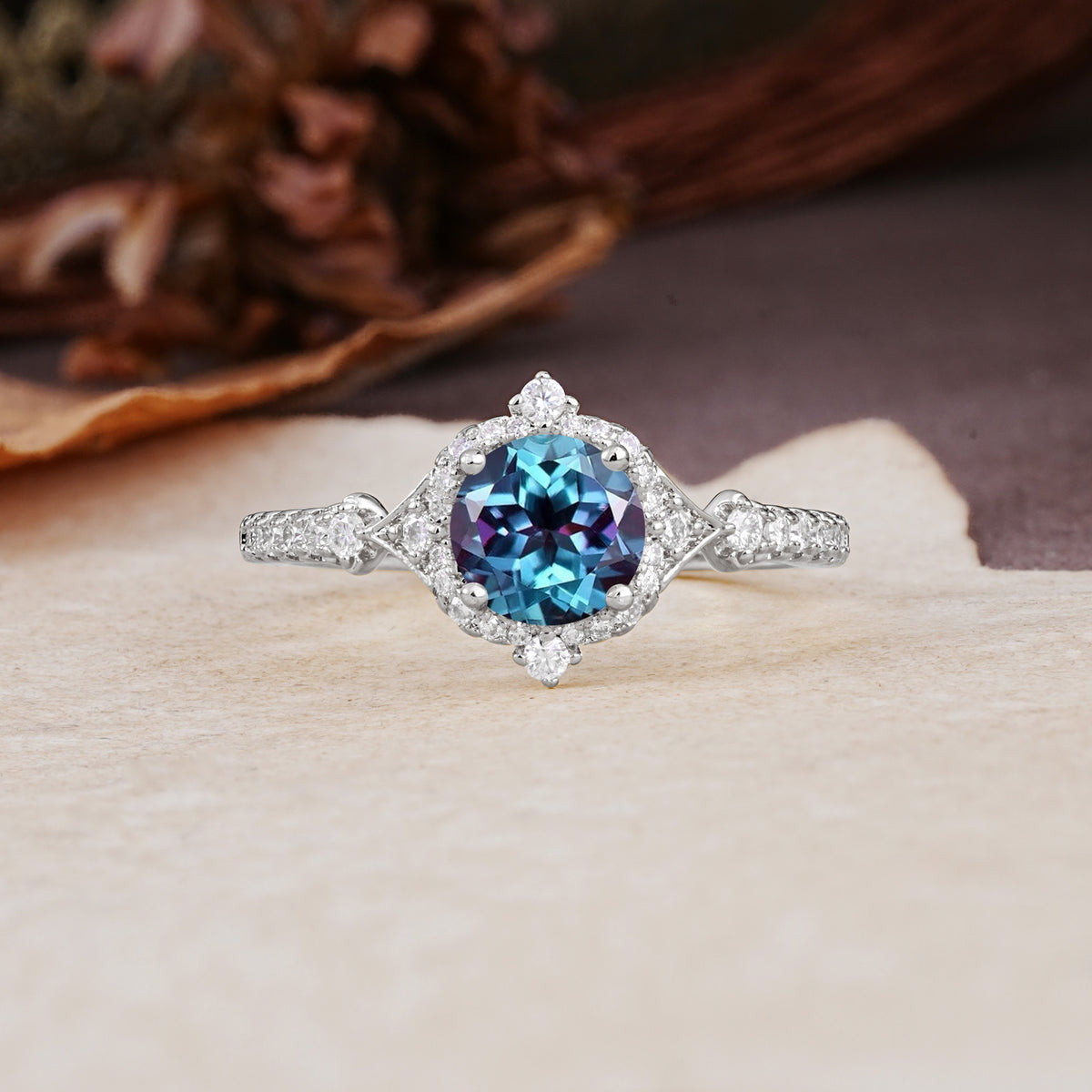 Luxurious Vintage 4-Prong Round Cut Alexandrite Engagement Ring - Additional view