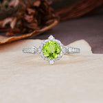 Luxurious Vintage 4-Prong Round Cut Peridot Engagement Ring - Additional view