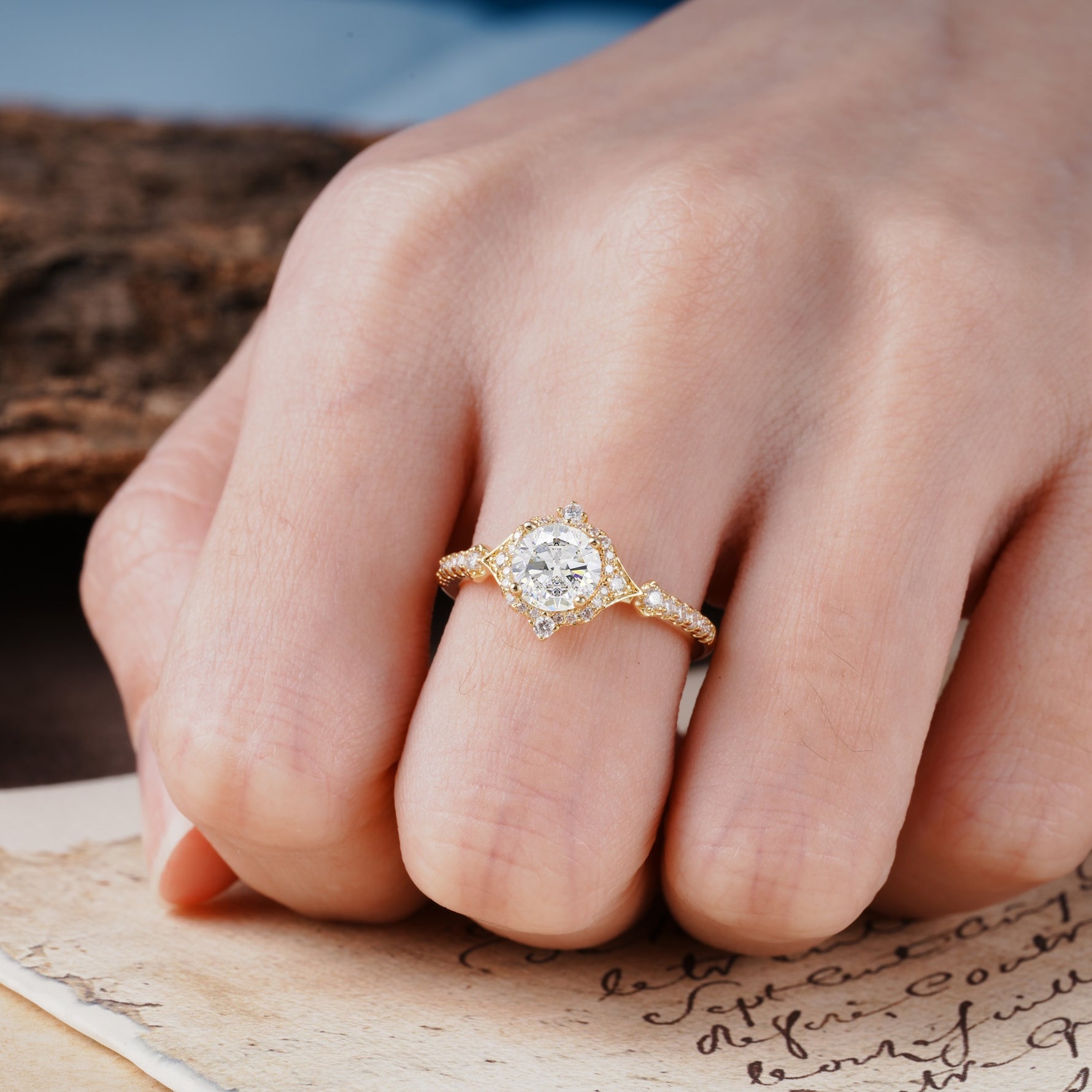 Luxurious Vintage 4-Prong Round Cut Moissanite Engagement Ring - Additional view