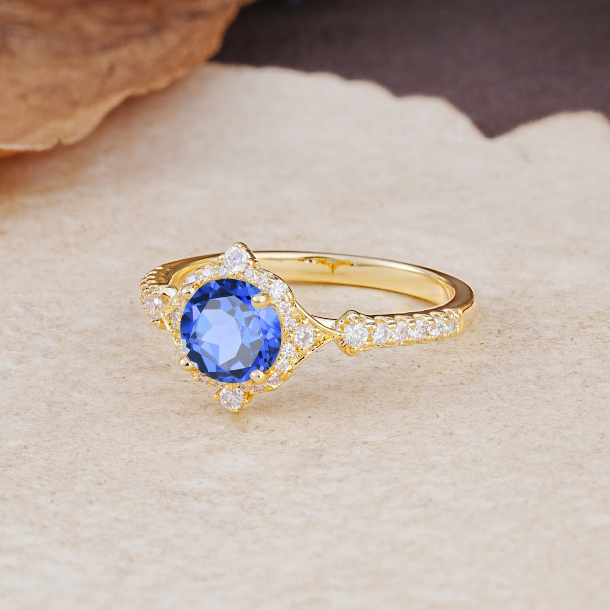 Luxurious Vintage 4-Prong Round Cut Sapphire Engagement Ring - Additional view