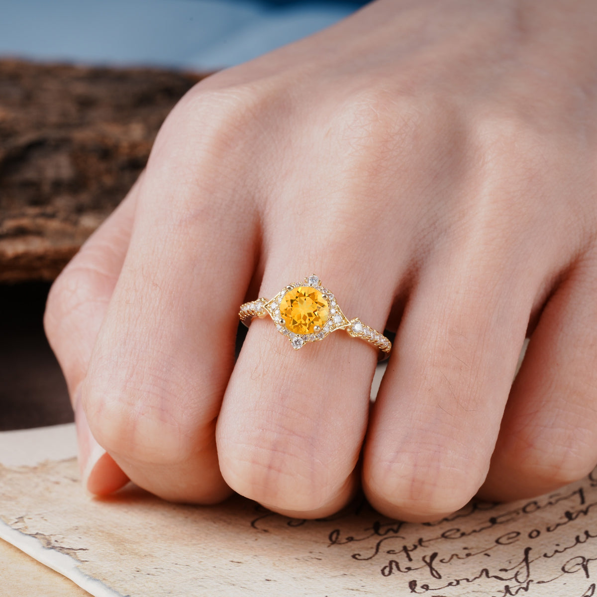 Luxurious Vintage 4-Prong Round Cut Citrine Engagement Ring - Additional view