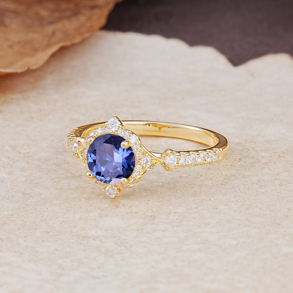 Luxurious Vintage 4-Prong Round Cut Tanzanite Engagement Ring - Additional view