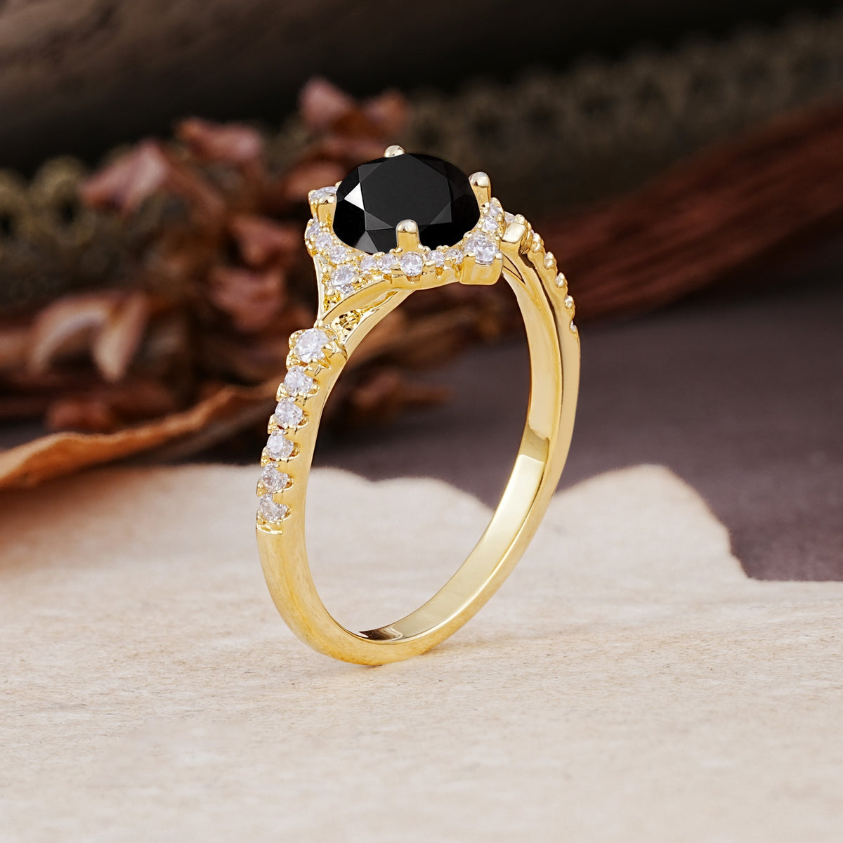 Luxurious Vintage 4-Prong Round Cut Black Onyx Engagement Ring - Additional view